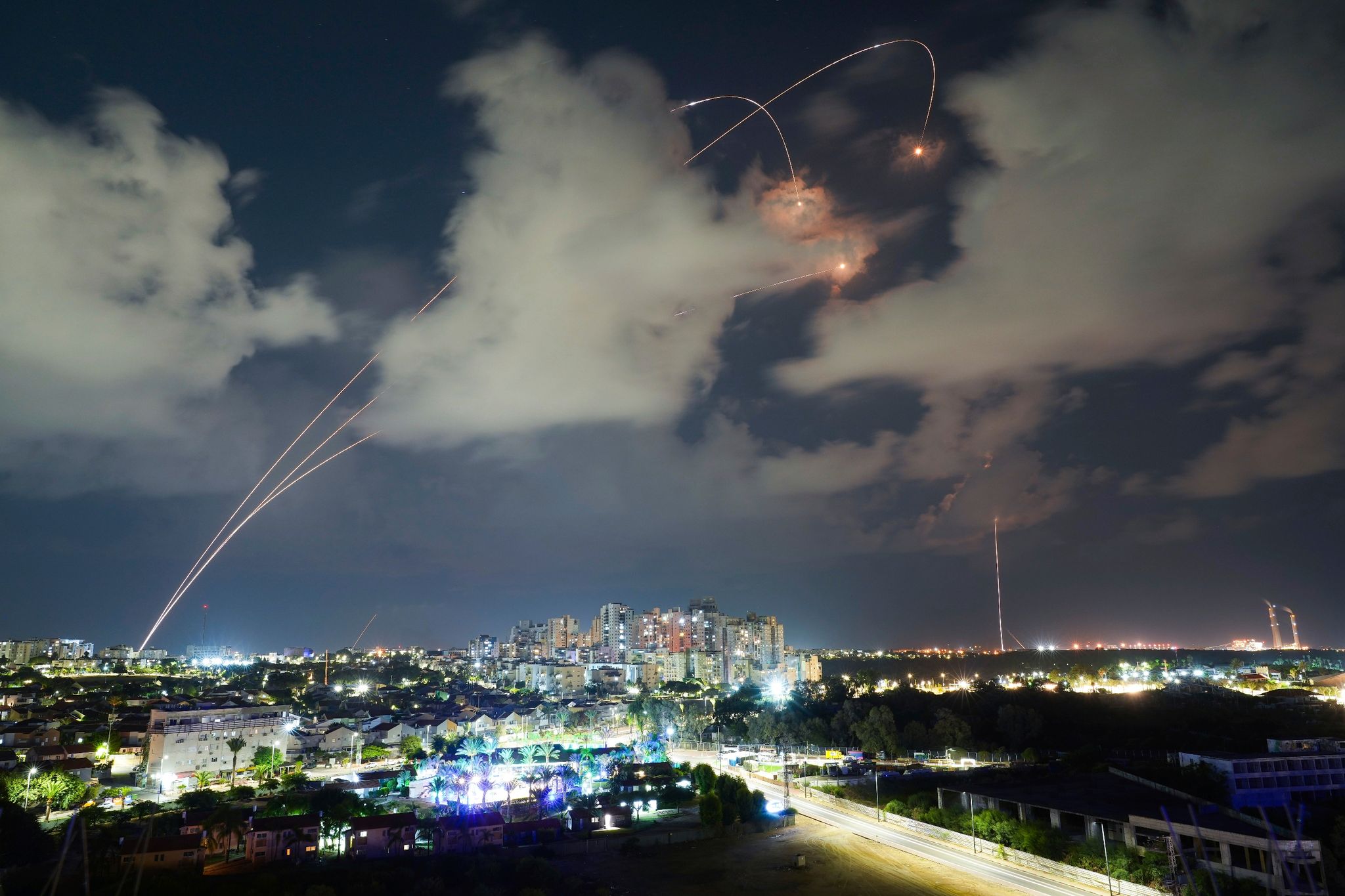 Das israelische Luftabwehrsystem «Iron Dome» feuert, um eine aus dem Gazastreifen abgefeuerte Rakete abzufangen.