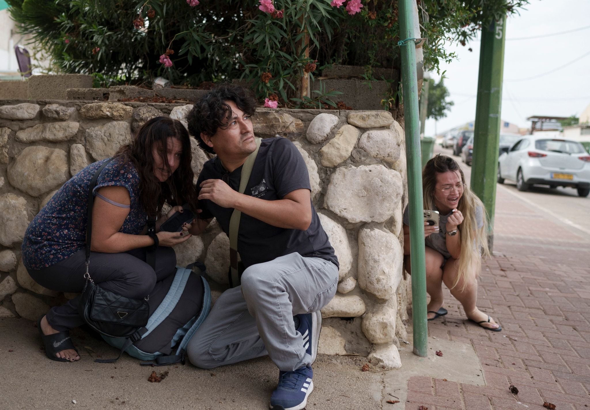 Menschen gehen im südisraelischen Aschkelon vor Raketenbeschuss aus dem Gazastreifen in Deckung.