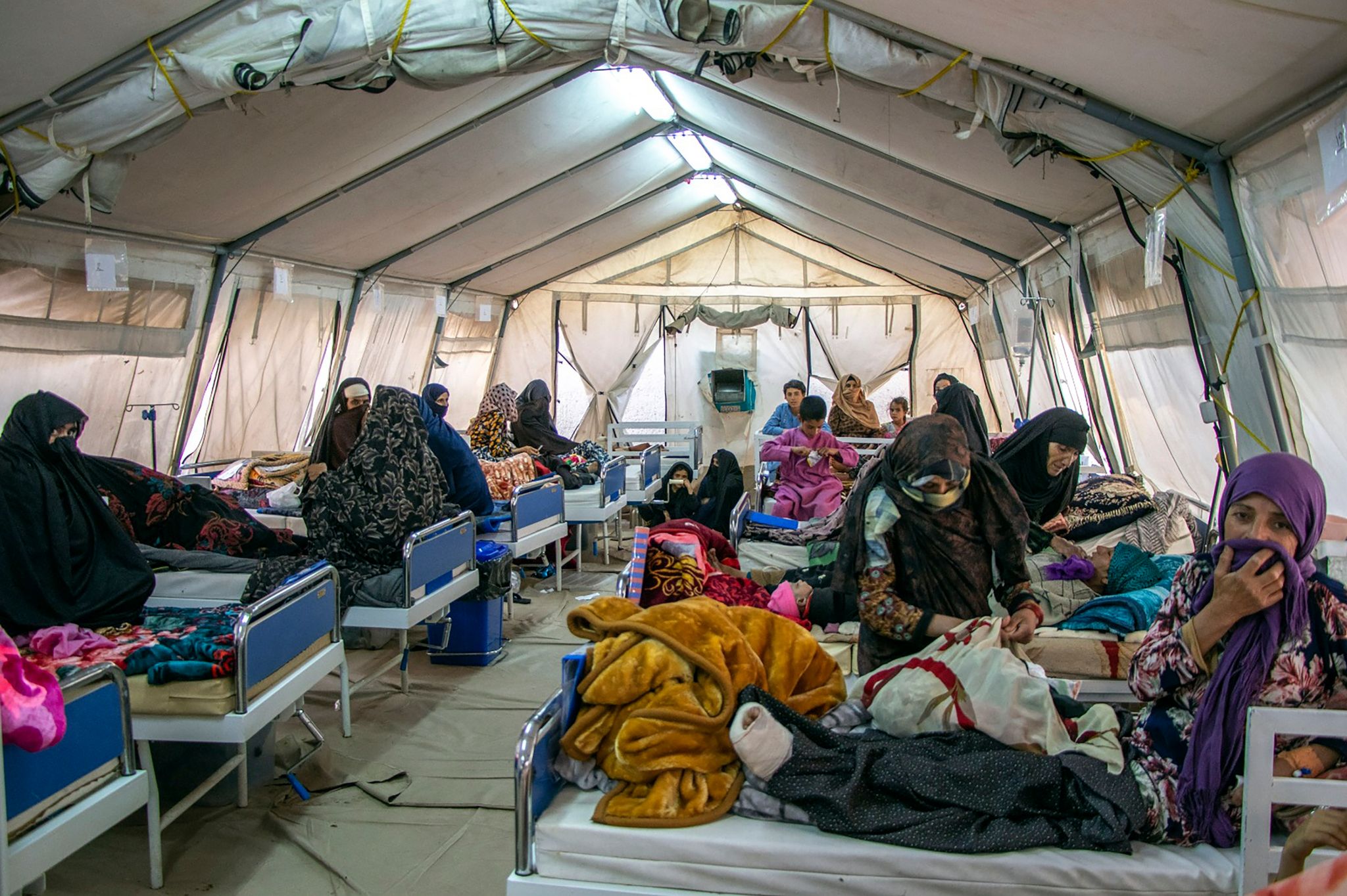 Verletzte werden nach starken Erdbeben in der Provinz Herat im Westen Afghanistans in einem Zelt behandelt.