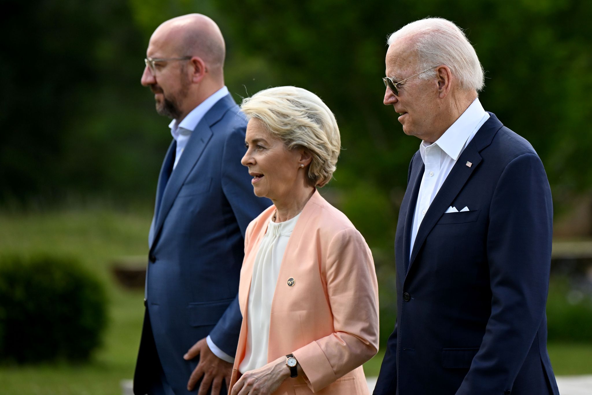 Charles Michel (l-r), Präsident des Europäischen Rates, Ursula von der Leyen, Präsidentin der Europäischen Kommission (EU), und US-Präsident Joe Biden 2022 in Deutschland.