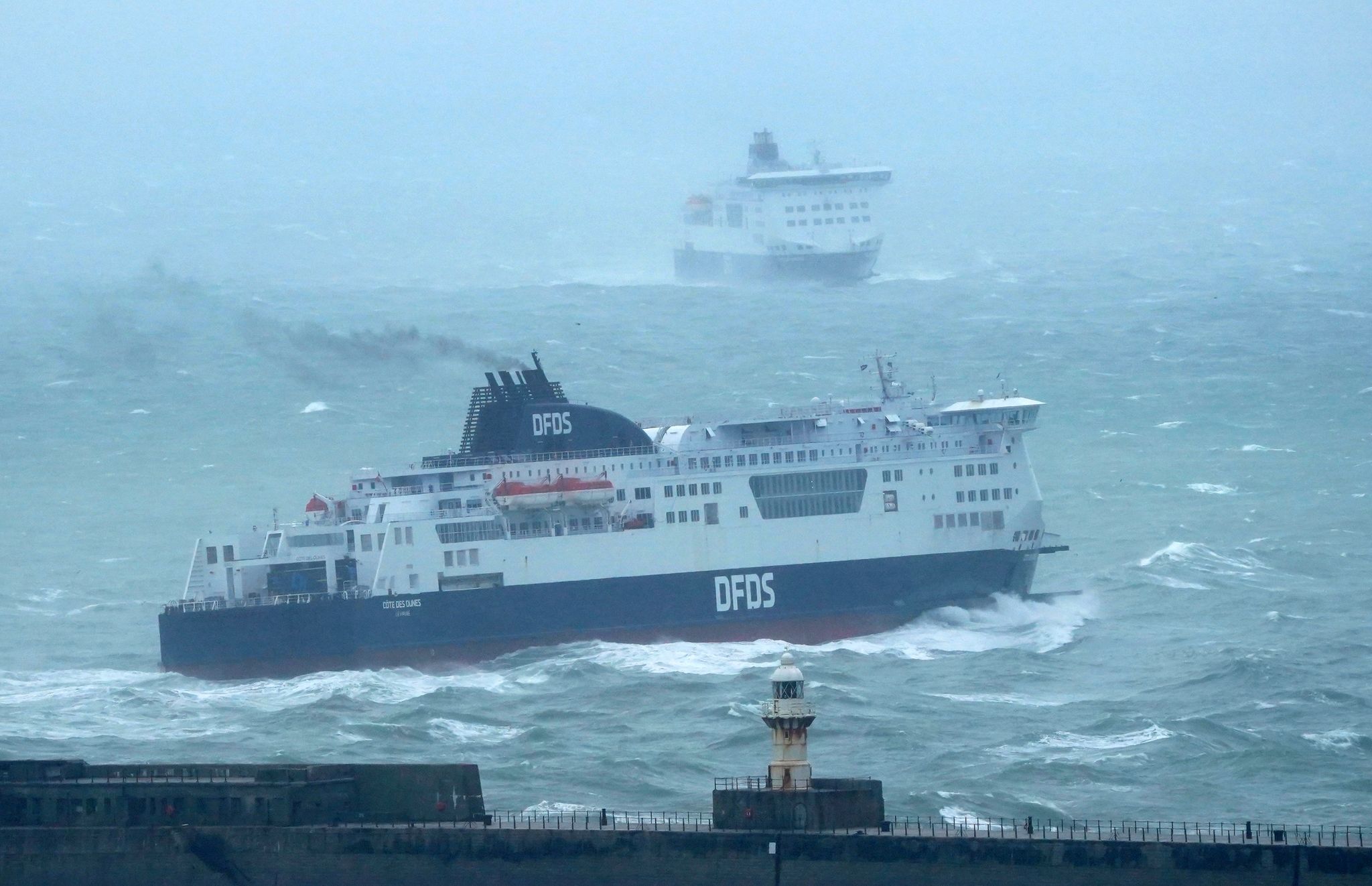 Fähren laufen im Hafen von Dover ein und aus, während der Sturm «Babet» über das Vereinigte Königreich hinwegfegt.