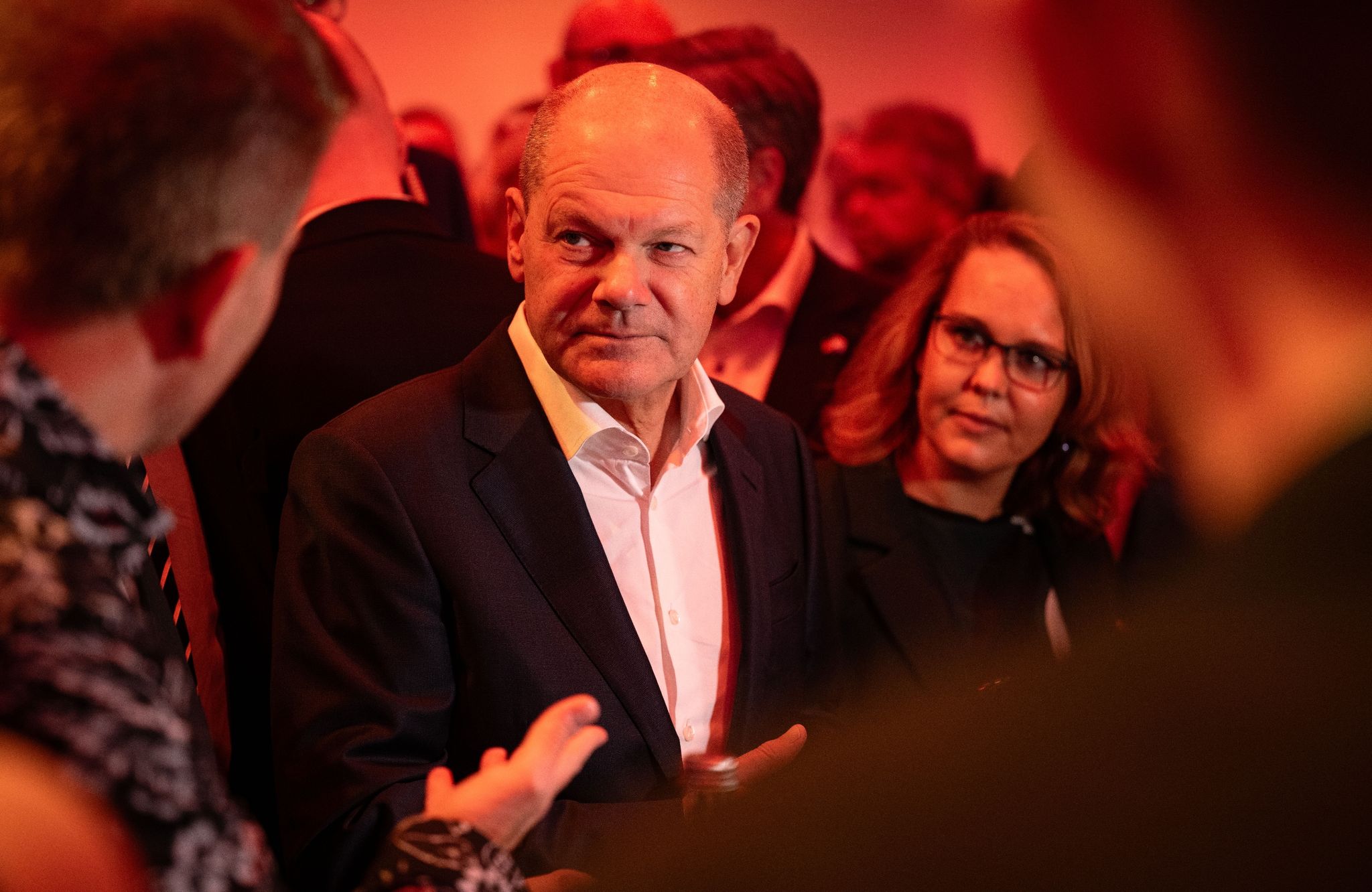 Bundeskanzler Olaf Scholz (SPD) spricht zu Mitarbeitern von RWE.