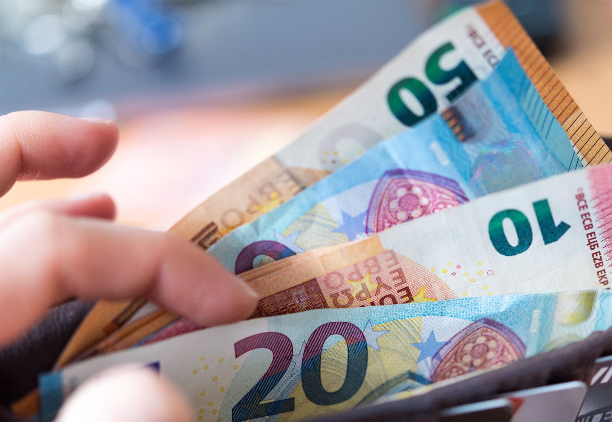 Einer Studie zufolge haben aktuell vier von zehn Menschen in Deutschland weniger Geld als noch vor einem Jahr, über das sie monatlich frei verfügen können.