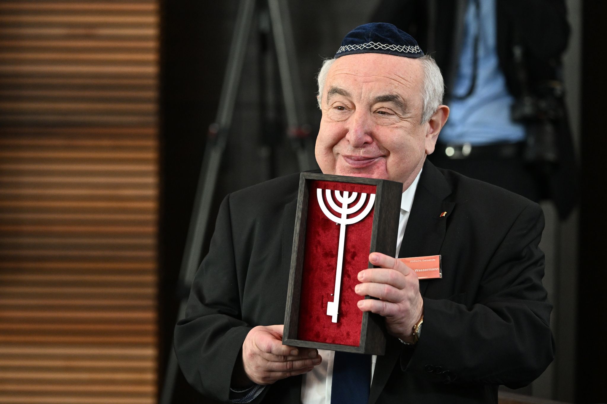 Einweihung der neu erbauten Synagoge in Dessau-Roßlau. Alexander Wassermann, Vorsitzender der jüdischen Gemeinde Dessau, hält einen symbolischen Schlüssel zur Synagoge, in der Form einer Menora, in den Händen.