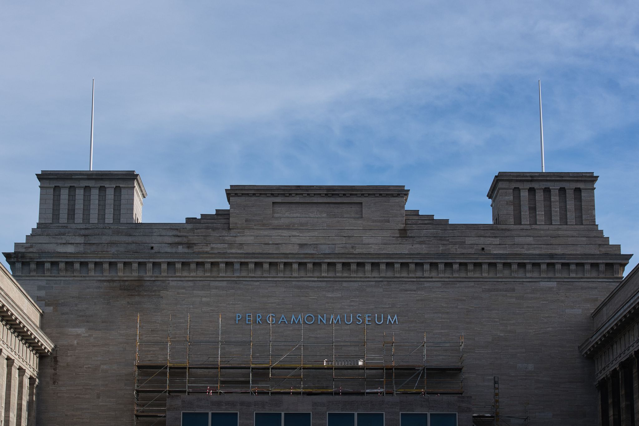 Ein Baugerüst an der Fassade des Pergamonmuseums.