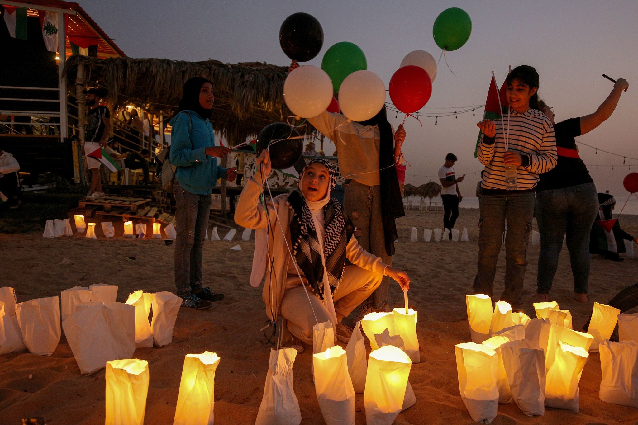Menschen zünden während einer Mahnwache für die Menschen im Gazastreifen auf der Beiruter Promenade Kerzen an.