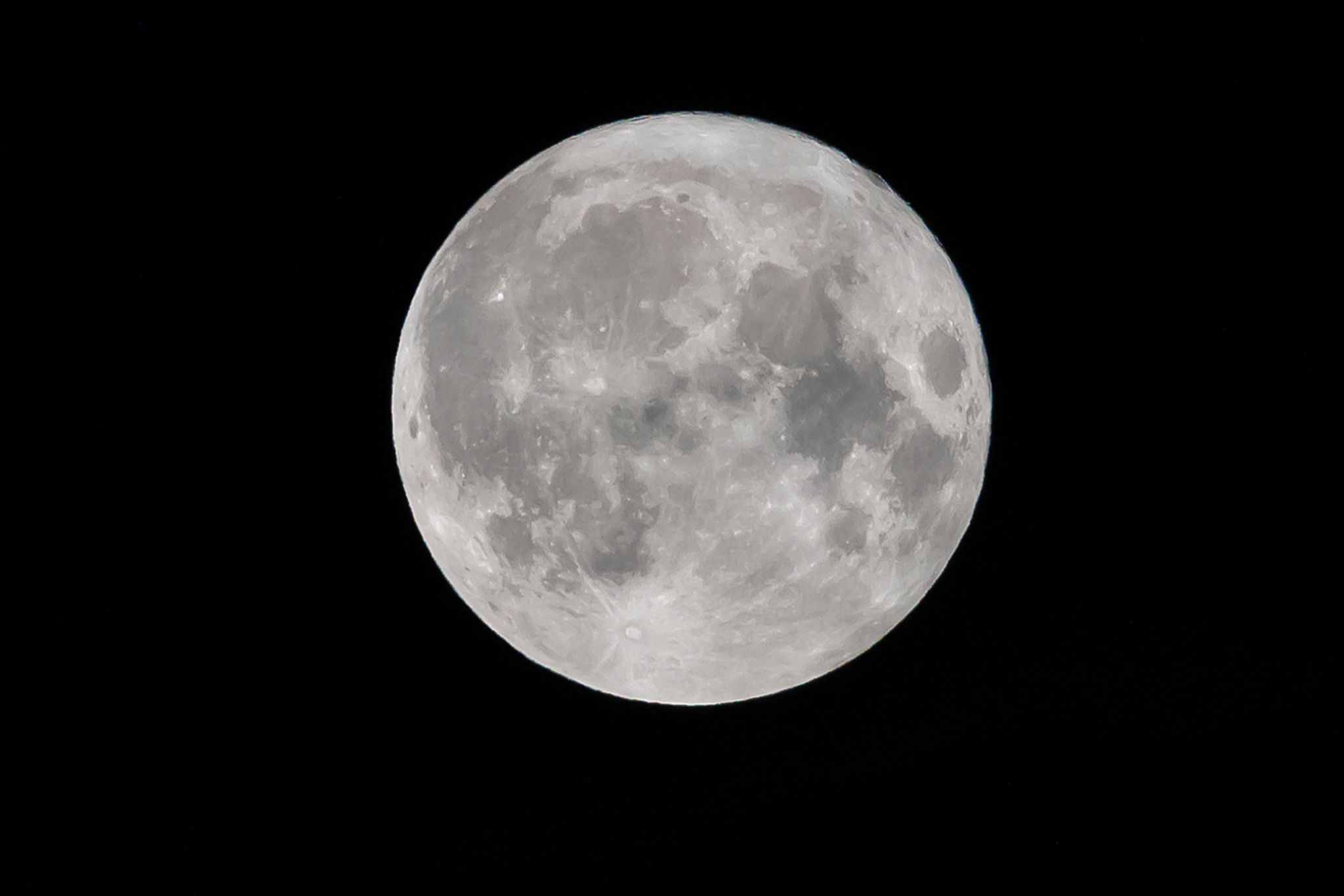 Der Mond ist mindestens 4,46 Milliarden Jahre alt.