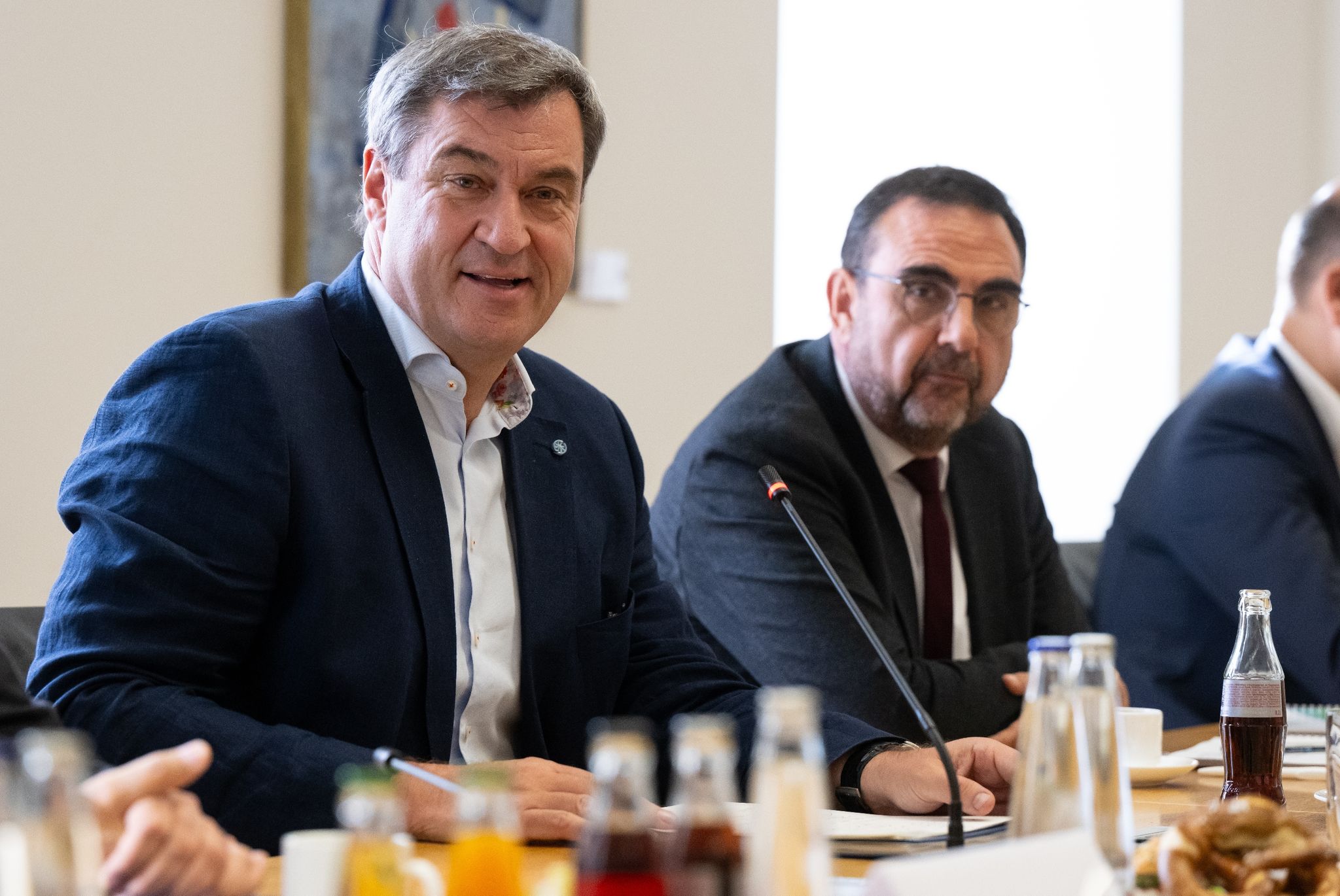 Klaus Holetschek (r, CSU), Fraktionsvorsitzender der CSU im bayerischen Landtag, und Markus Söder (CSU), Ministerpräsident von Bayern, zum Start der Koalitionsgespräche zwischen CSU und Freien Wählern.