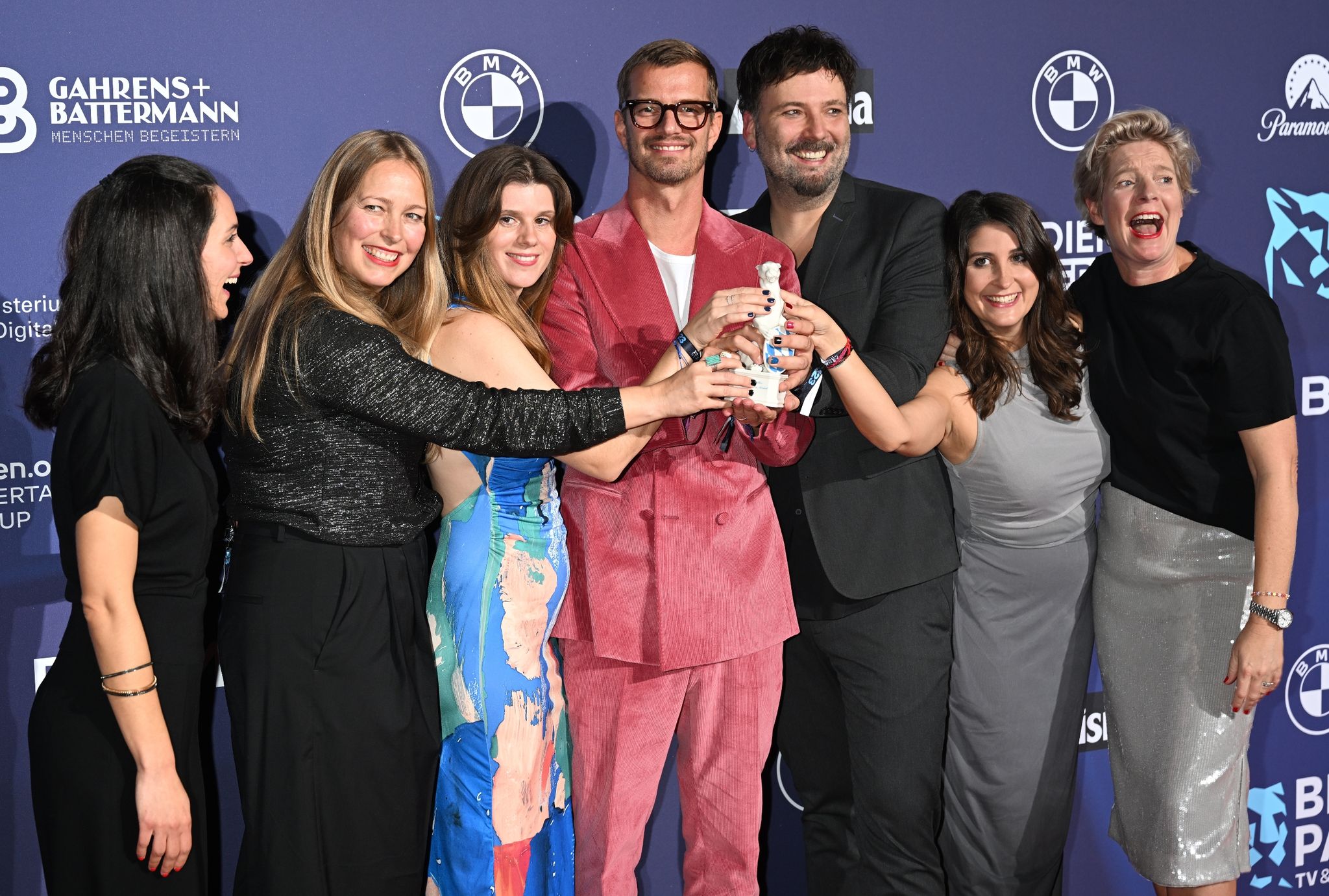 Joko Winterscheidt (M) und sein Team freuen sich über den Preis bei der Verleihung des TV- und Streaming-Awards "Blauer Panther".