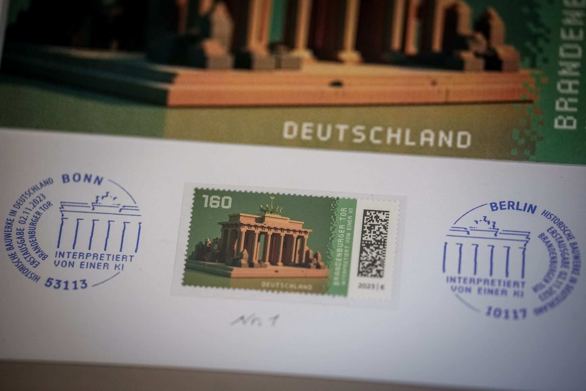 Die erste offizielle Deutschland-Krypto-Briefmarke: Als Motiv zu sehen ist das Brandenburger Tor, wie es von KI dargestellt wurde.