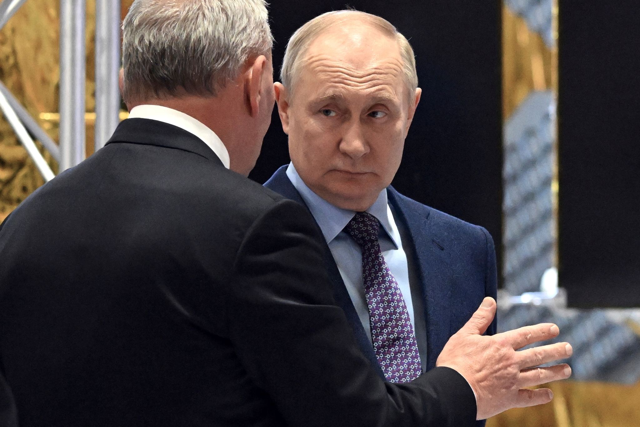 Kremlchef Wladimir Putin (r) mit Juri Borissow, Chef des staatlichen russischen Raumfahrtunternehmens Roskosmos.