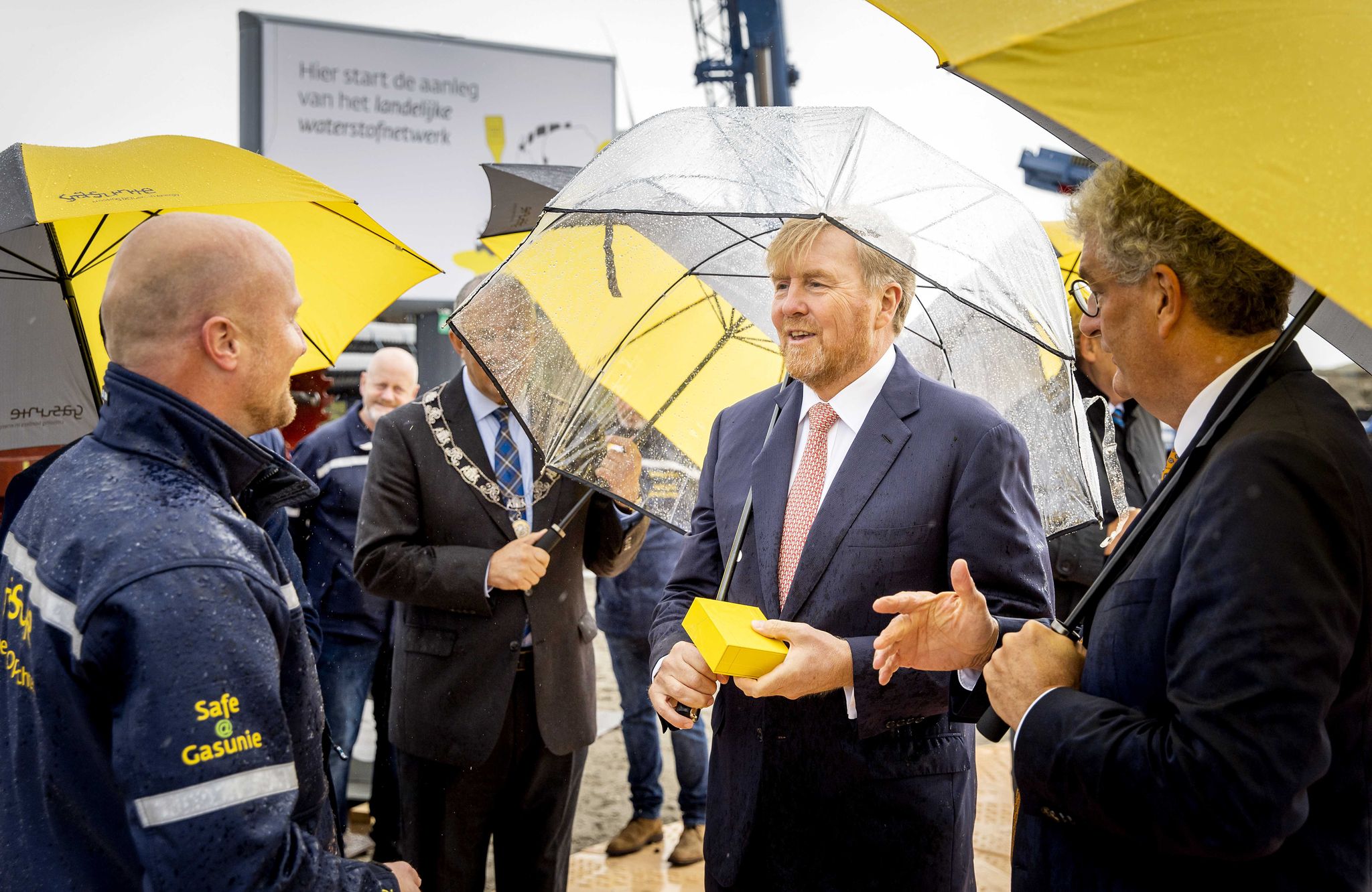 Der niederländische König Willem-Alexander (M) hat im Hafen von Rotterdam das Startzeichen für den Bau eines internationalen Wasserstoffnetzwerkes gegeben.