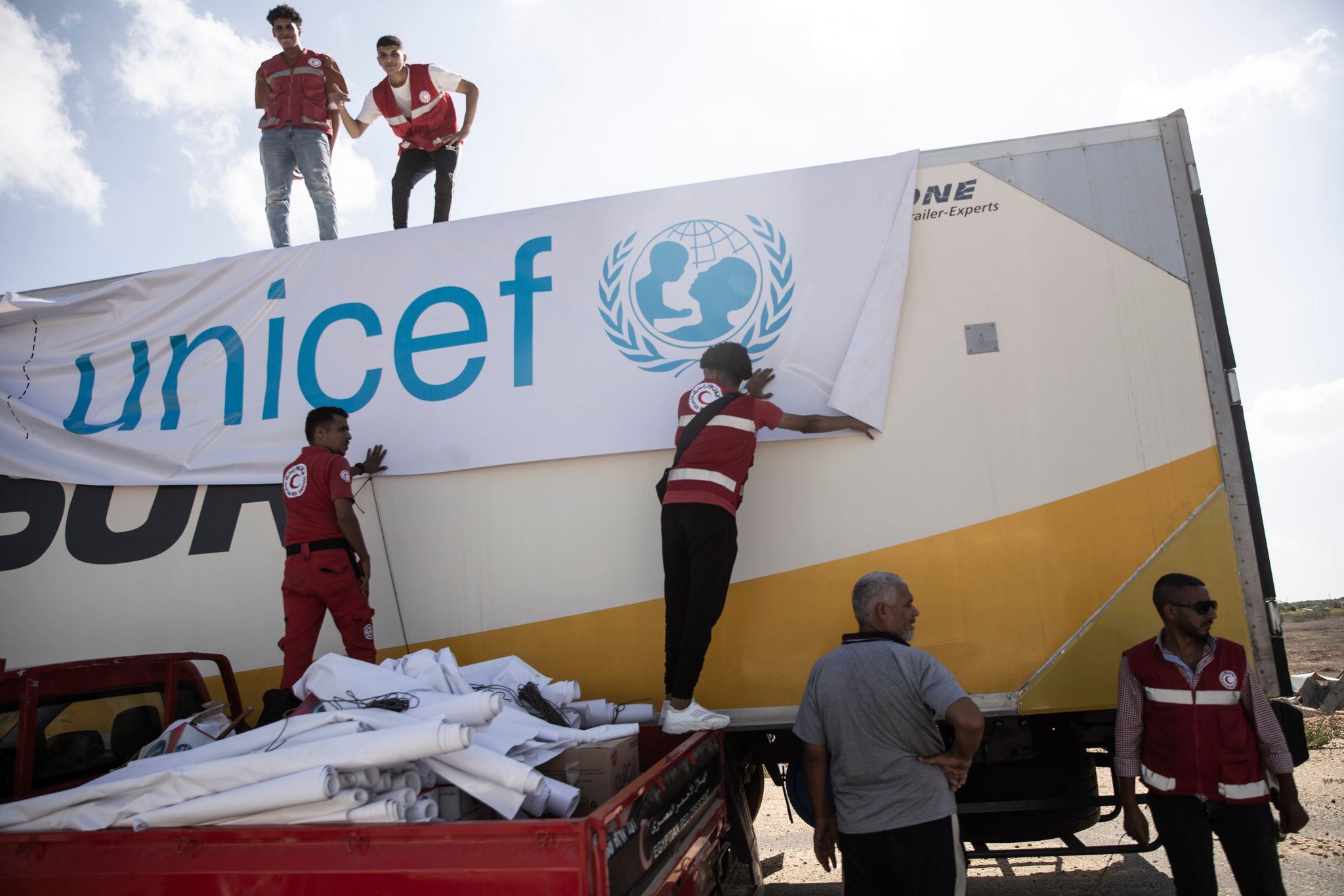 Ein mit Hilfsgütern beladener LKW steht am 20.10.2023 vor dem Grenzübergang Rafah zwischen Ägypten und dem Gaza-Streifen. Das UN-Kinderhilfswerk (Unicef) hat eigenen Angaben zufolge keinen Kontakt mehr zu seinen Kollegen in Gaza.
