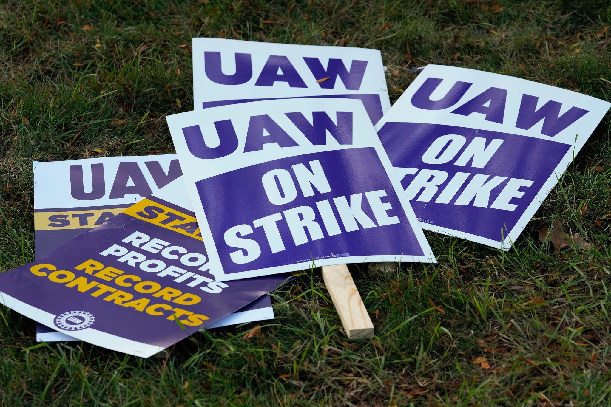 United-Auto-Workers-Schilder für einen Streik liegen im Gras.