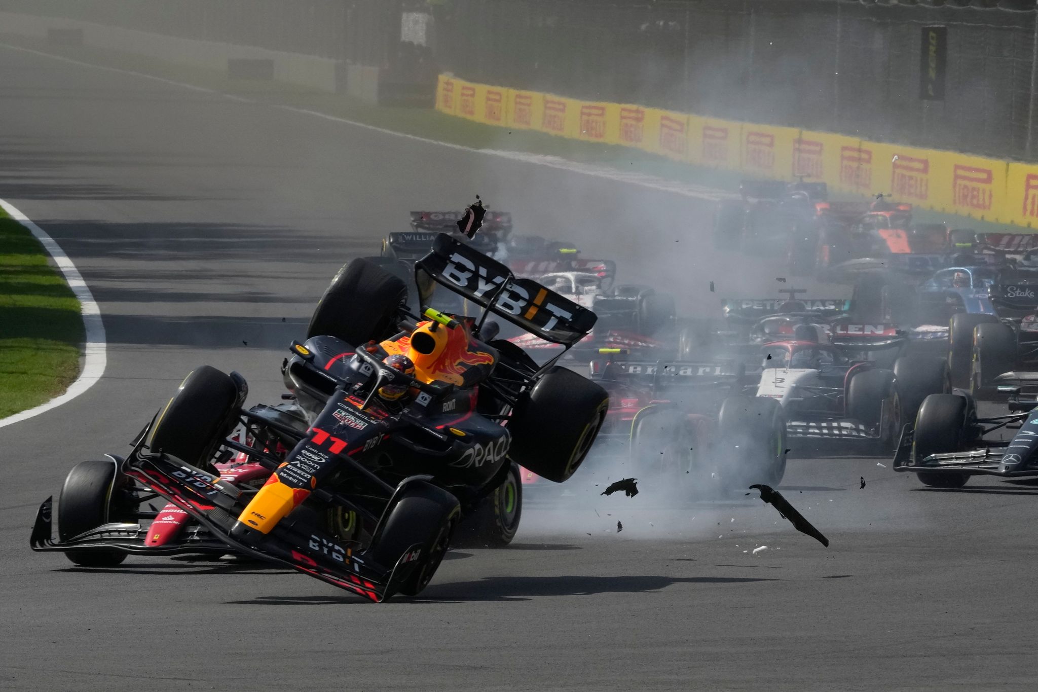 Nach einer gefährlichen Kollision fliegt der hintere Teil des Wagens von Red-Bull-Fahrer Sergio Perez beim Formel-1-Rennen von Mexiko in die Luft.