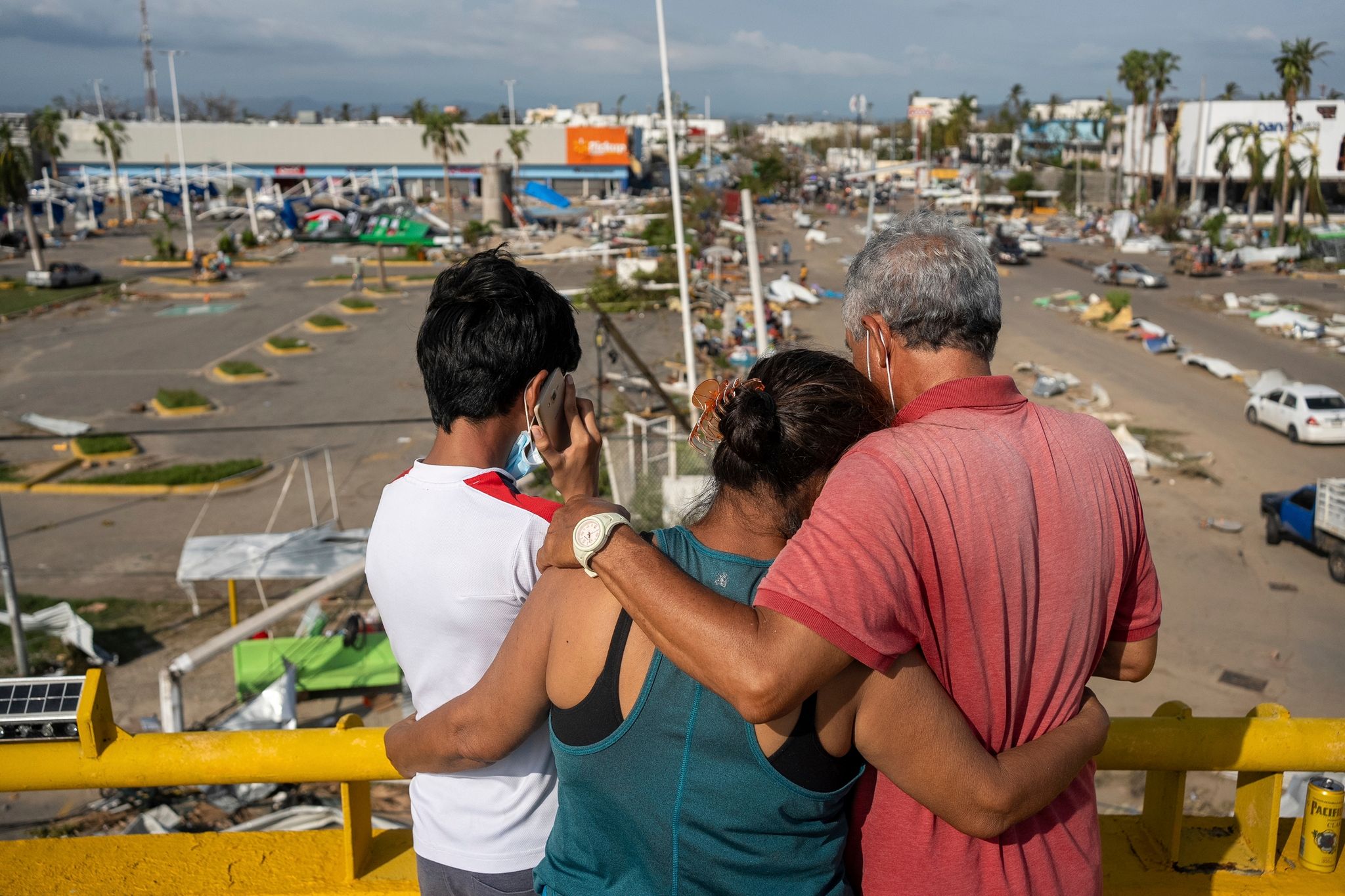 Anwohner betrachten die durch den Hurrikan «Otis» verursachten Schäden im mexikanischen Acapulco.