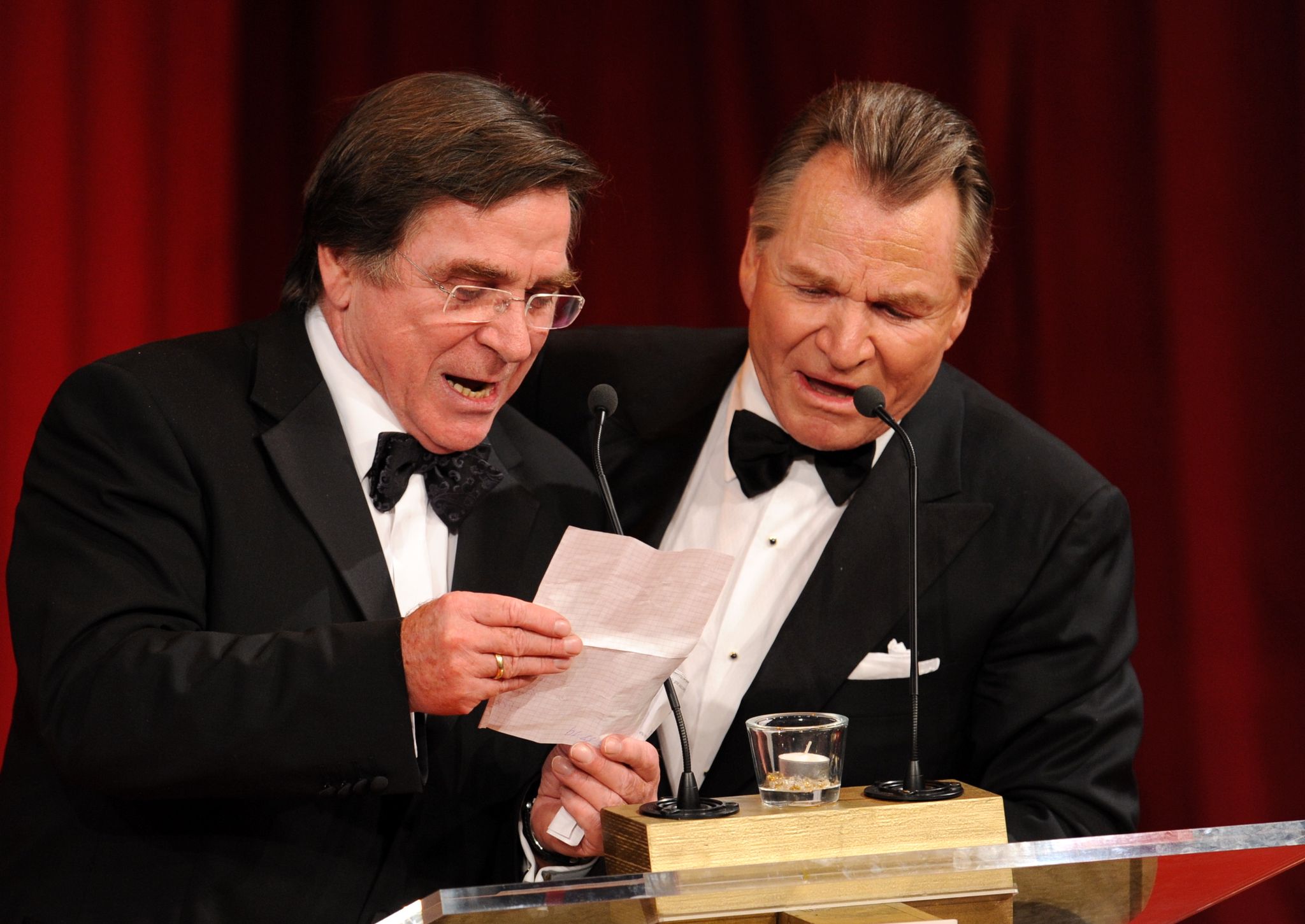 Die Schauspieler-Brüder Elmar (l) und Fritz Wepper bedanken sich für die Verleihung des Deutschen Entertainment-Preises DIVA (2009).