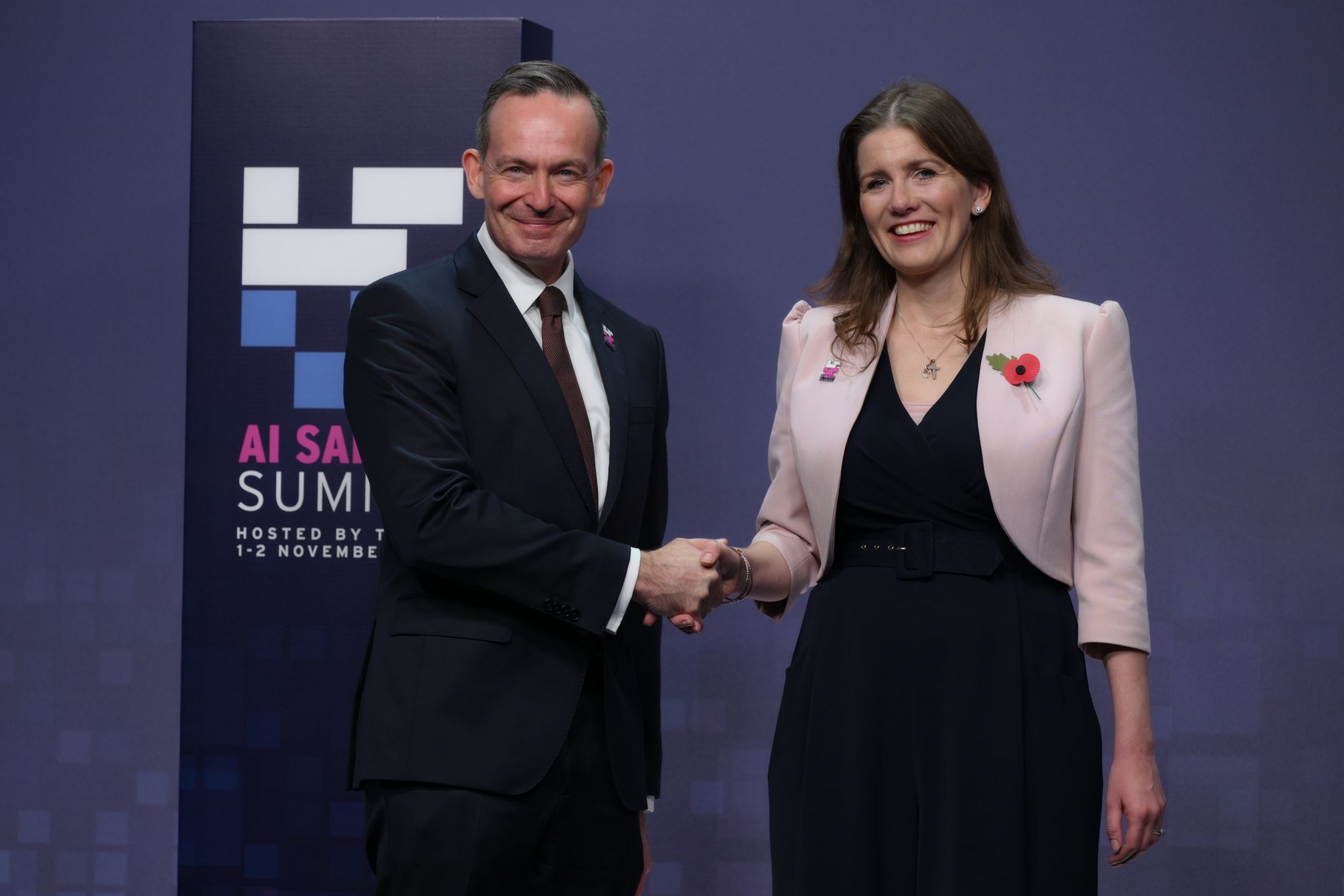 Die britische Technologieministerin  Michelle Donelan (r)  begrüßt Volker Wissing (FDP), Minister für Digitales und Verkehr, auf dem KI-Sicherheitsgipfel.