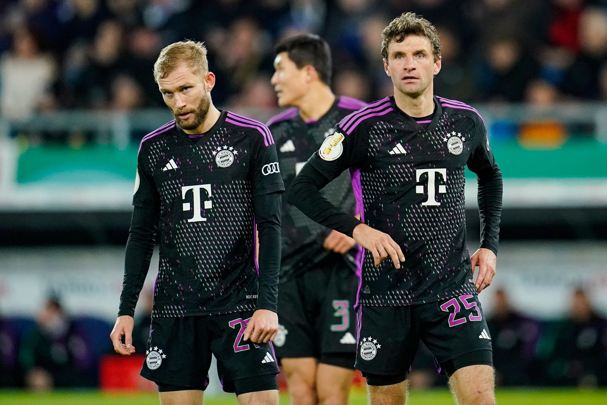 Die Bayern-Profis Konrad Laimer, Min-jae Kim und Thomas Müller (l-r) wirken nach dem Spiel fassungslos.