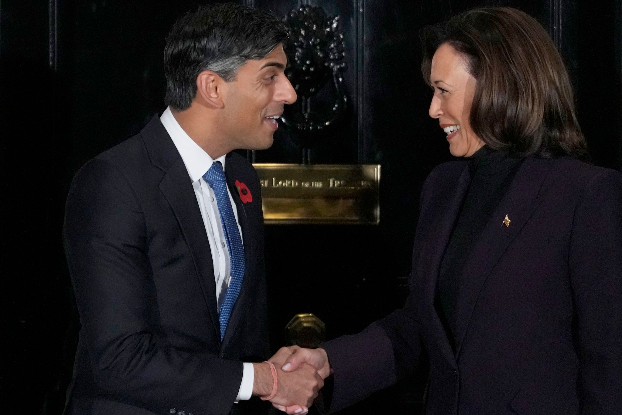 Der britische Premierminister Rishi Sunak (l) empfängt US-Vizepräsidentin Kamala Harris in der Downing Street 10.
