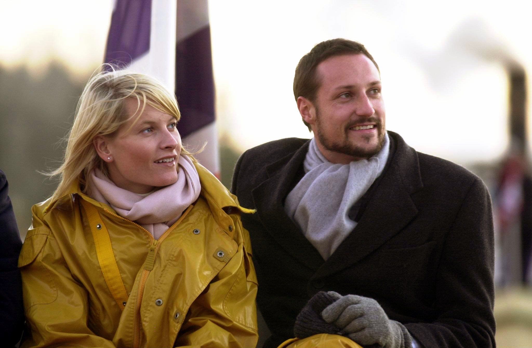 Norwegens Kronprinz Haakon und seine Frau  Mette-Marit unternehmen auf dem alten Dampfer «Engebret Soot» eine Reise durch die Region Oestfold, die südöstlich von Oslo gelegen ist (2001).