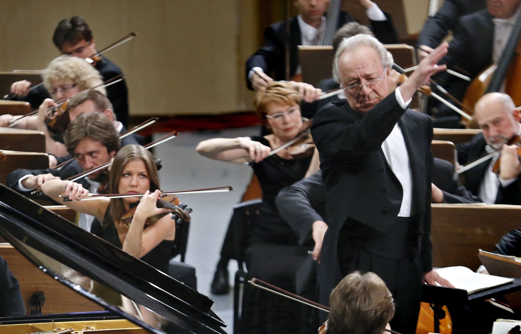 Der russische Dirigent Juri Temirkanow (r) dirigiert das St. Petersburger Philharmonieorchester.