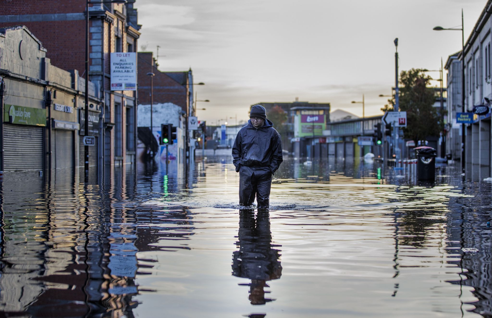 Ein nasser Spaziergang: Ein Mann geht in Downpatrick in Nordirland durch Hochwasser. Einige Flüsse haben nach tagelangen heftigen Regenfällen Rekordpegelstände erreicht.