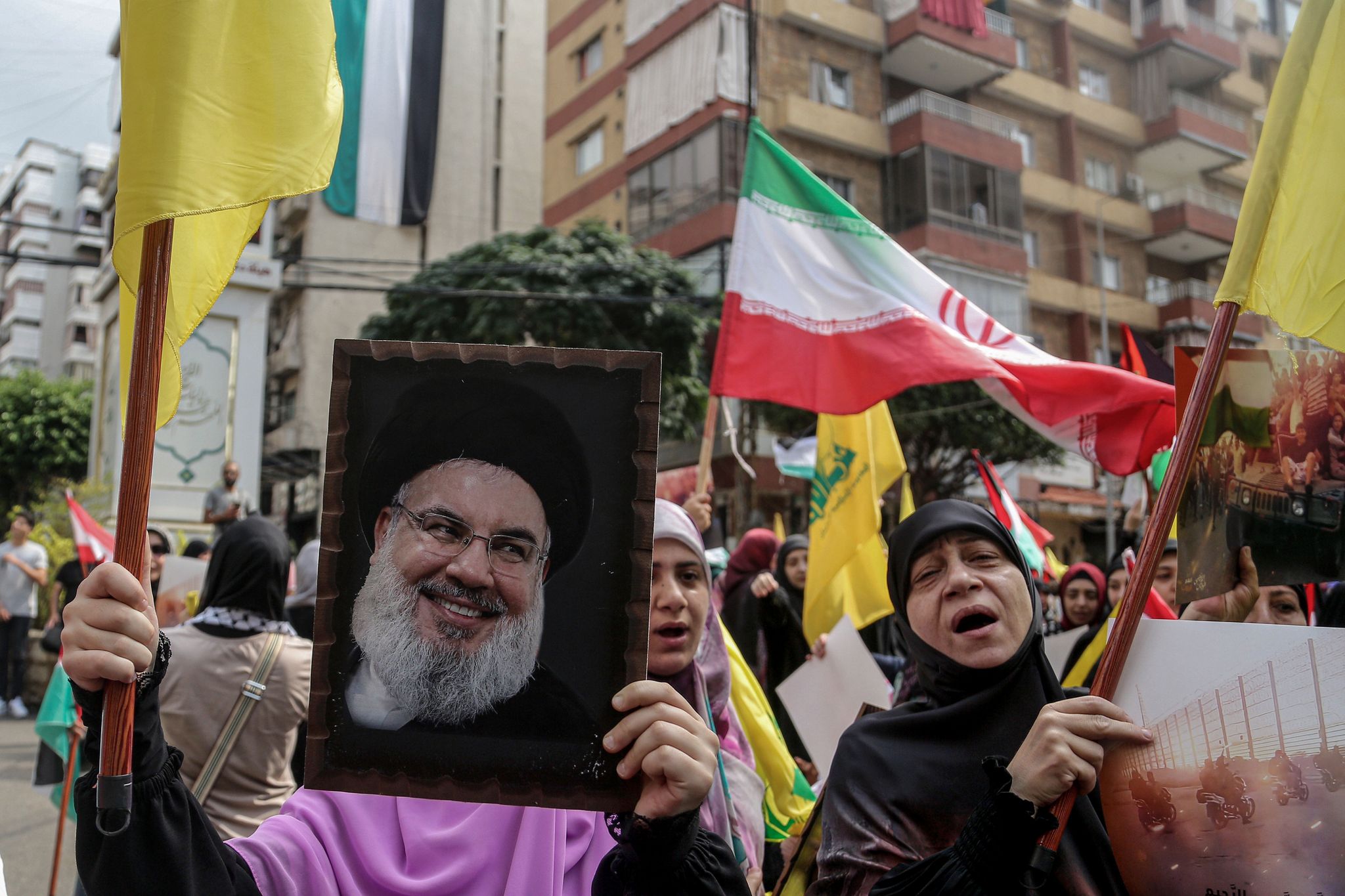 Ein Hisbollah-Anhänger hält ein Porträt von Hassan Nasrallah hoch: Der Hisbollah-Chef will sich zum ersten Mal seit Ausbruch des Gaza-Kriegs öffentlich äußern.
