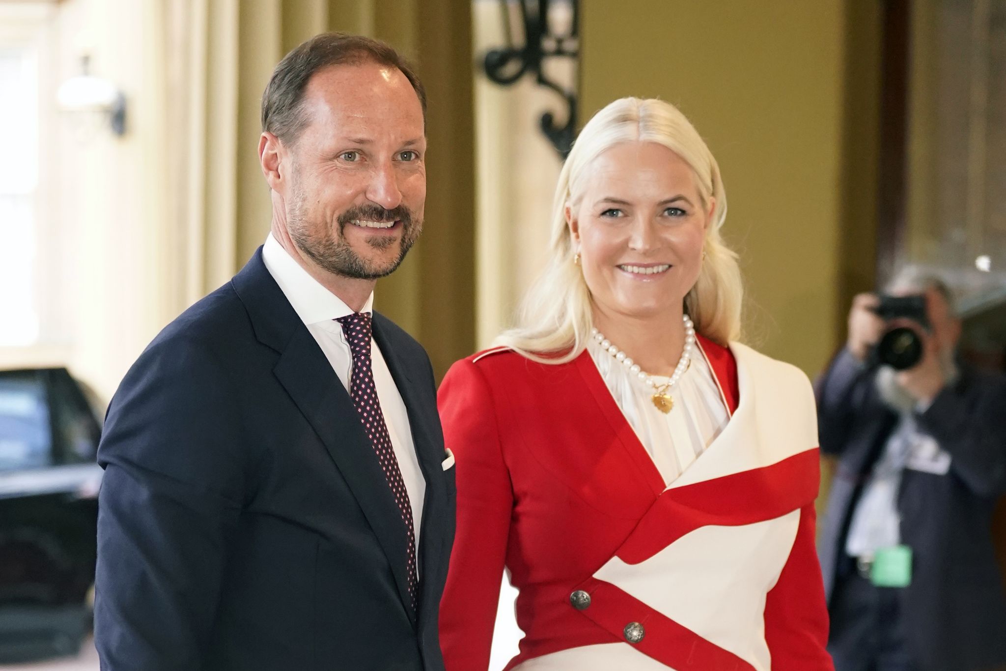 Kronprinz Haakon (l) von Norwegen und Kronprinzesin Mette-Marit kommen nach Deutschland.
