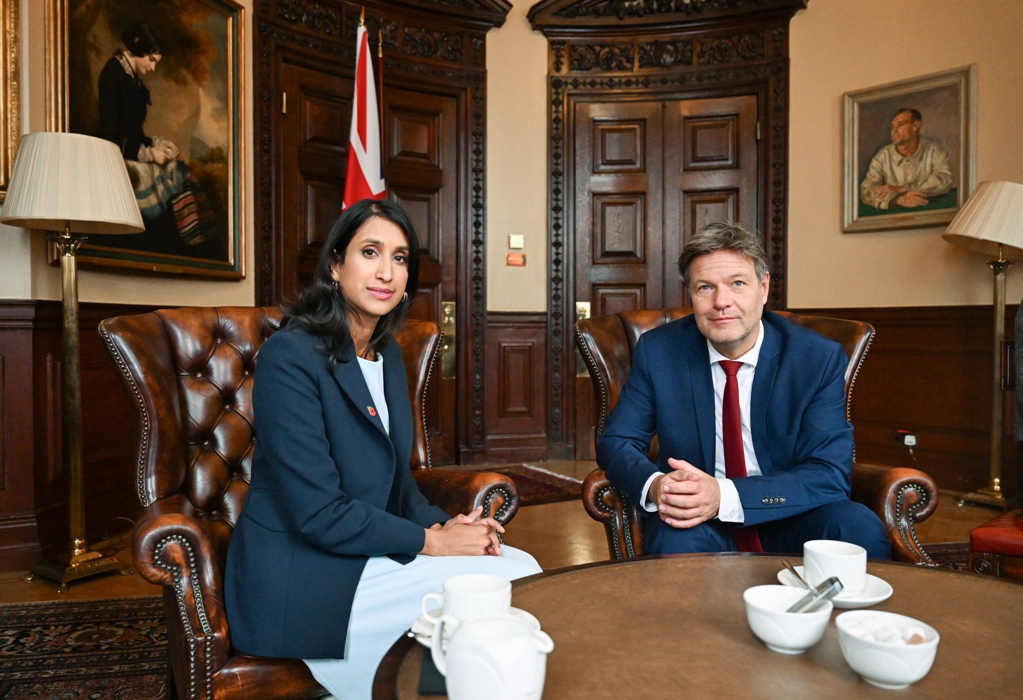 Großbritanniens Energieministerin Claire Coutinho und Bundeswirtschaftsminister Robert Habeck (Bündnis 90/Die Grünen) im Amtszimmer der Ministerin in London.