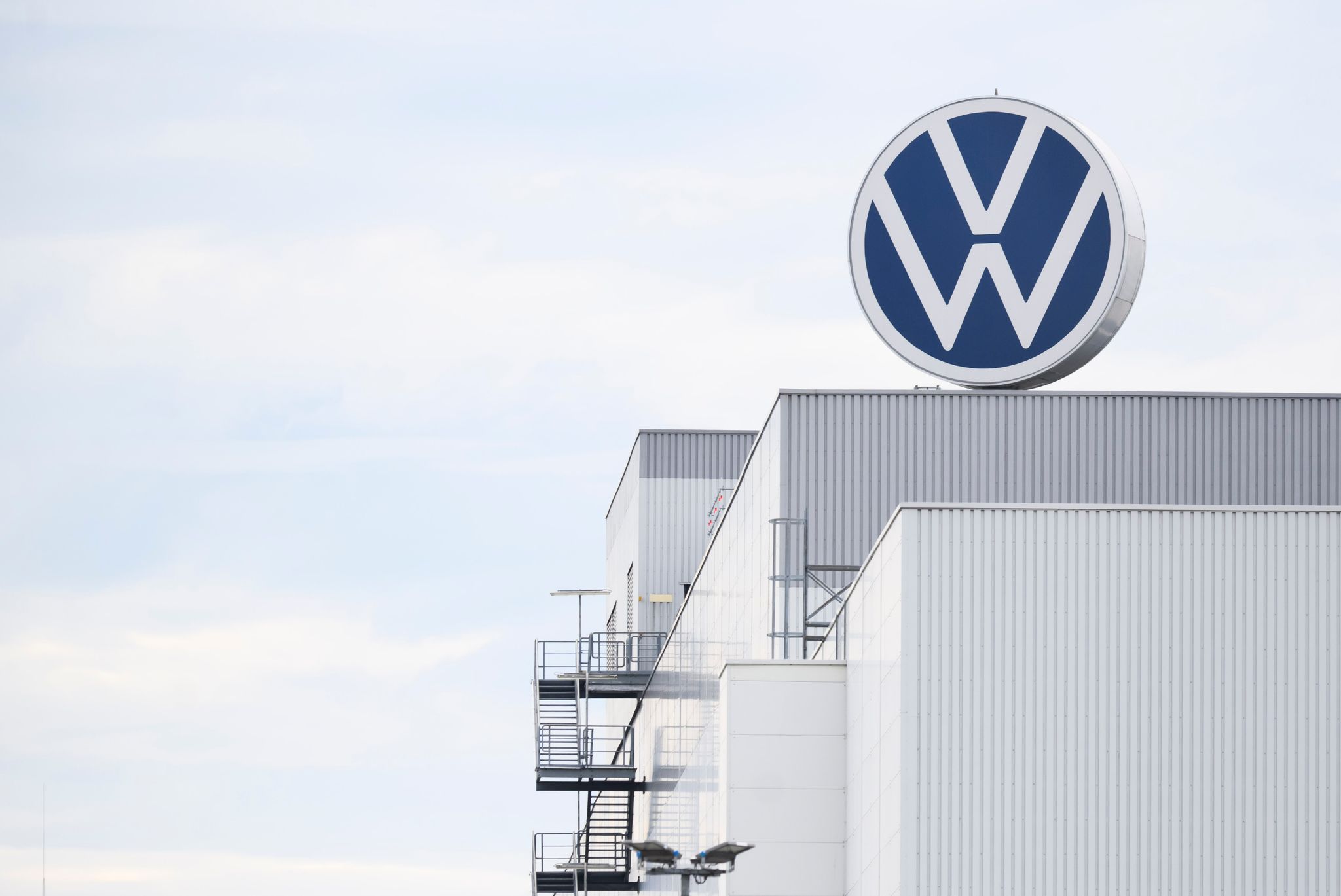 Der Volkswagen-Konzern will an sechs Standorten vorübergehend keine neuen Leute mehr einstellen.