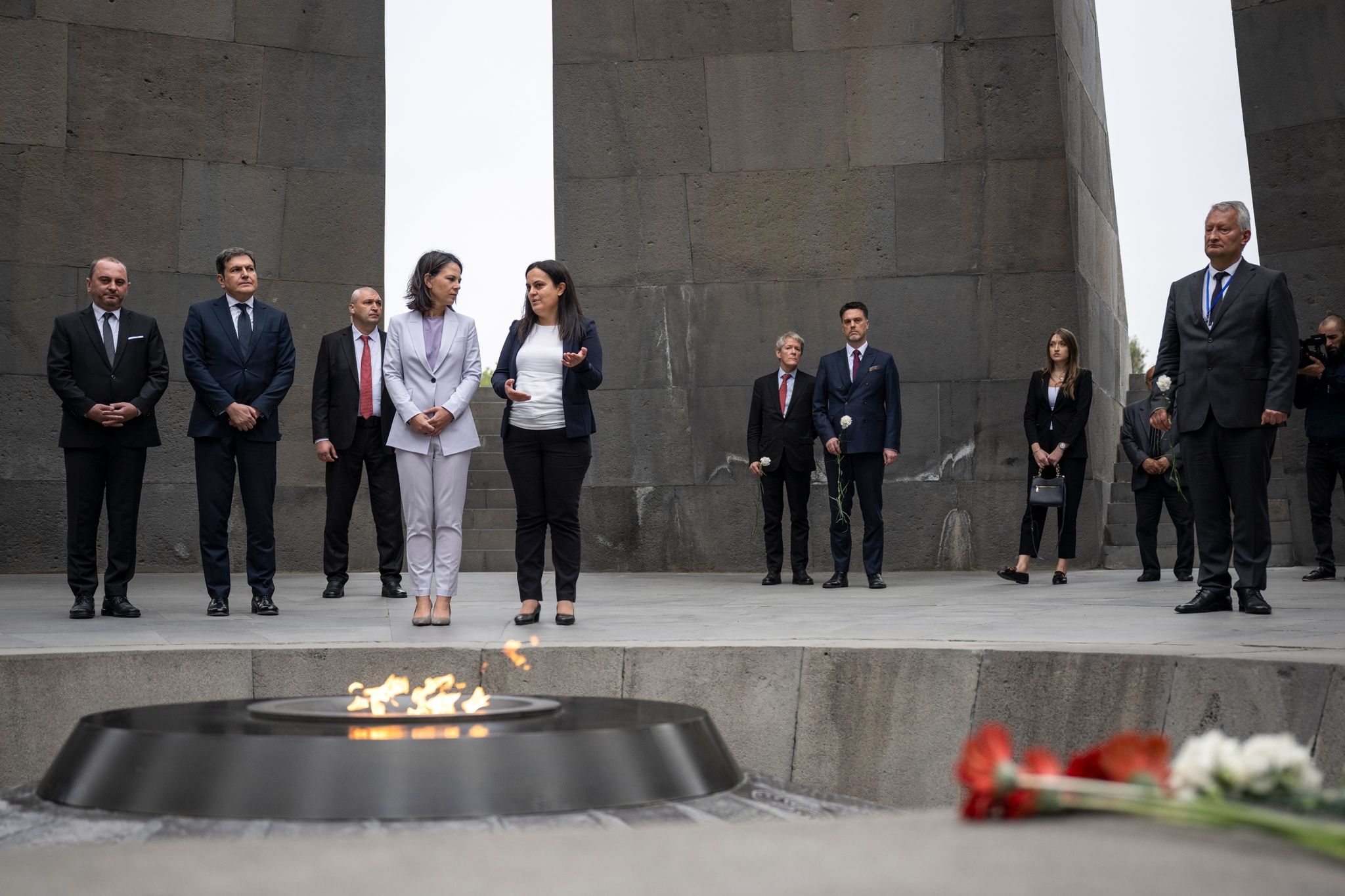 Außenministerin Annalena Baerbock und Edita Gsojan (r), Direktorin der Stiftung «Institut des Völkermordmuseums Armeniens» stehen gemeinsam an der ewigen Flamme. Die Gedenkstätte Zizernakaberd erinnert an den Völkermord an Armeniern von 1915.