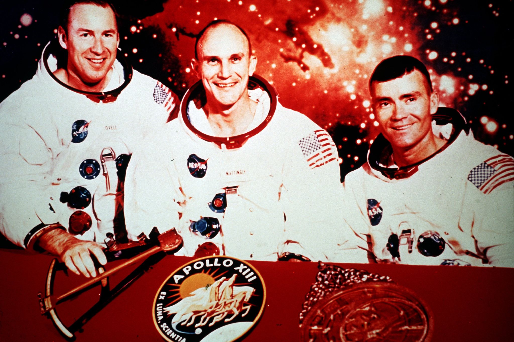 Ursprünglich sollten v.l. Jim Lovell, Thomas Mattingly und Fred Haise mit der Apollo 13-Kapsel fliegen. Kurz vor dem Start wurde Mattingly wegen des Verdachts auf Masern durch John Swigert ersetzt. Die Apollo 13-Mission gehört zu den spektakulärsten Abenteuern der bemannten Raumfahrt.