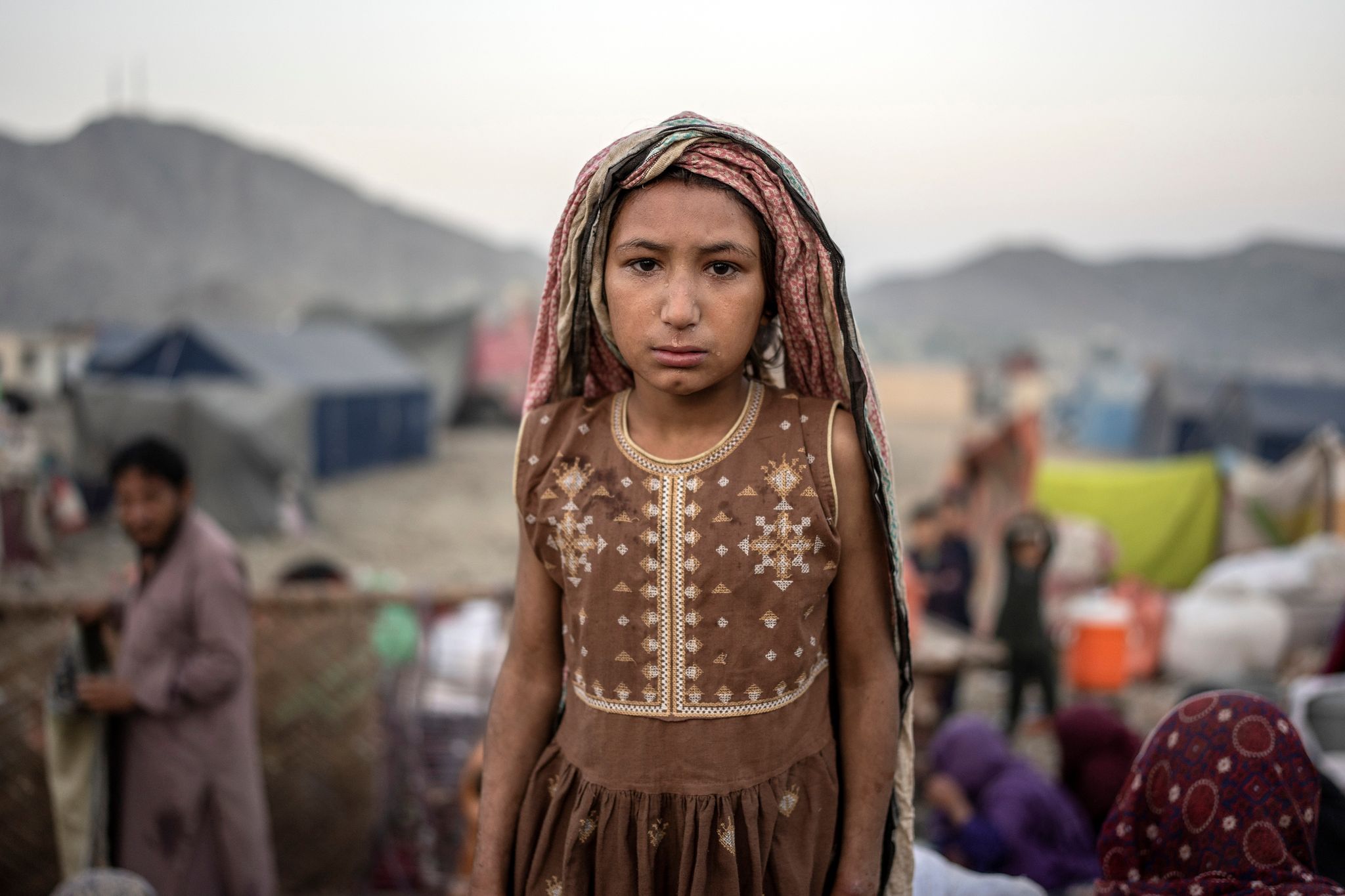 Ein afghanisches Flüchtlingsmädchen steht in einem Lager nahe der pakistanisch-afghanischen Grenze. Eine große Zahl afghanischer Flüchtlinge erreichte die Grenze von Torkham, um nach Hause zurückzukehren.
