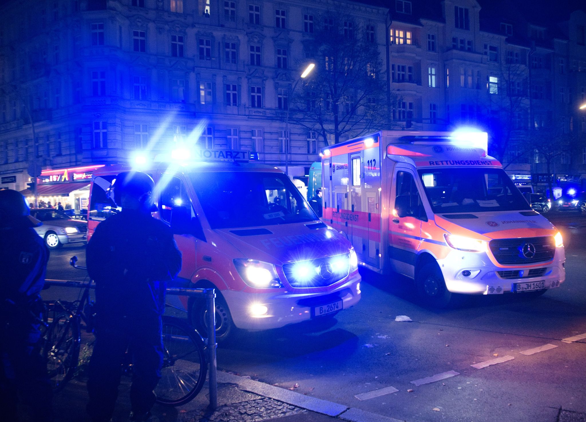 Einsatzkräfte und Einsatzfahrzeuge von Polizei und Feuerwehr stehen an der Sonnenallee. In Berlin-Neukölln ist am Abend eine Kugelbombe neben einem Funkwagen gezündet worden.