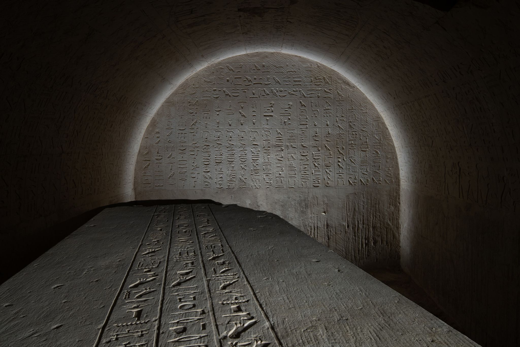Die Südwand der Grabkammer und der Deckel des Sarkophags von Djehutiemhet: Tschechische Forscher haben ein reich verzierte Grab entdeckt.