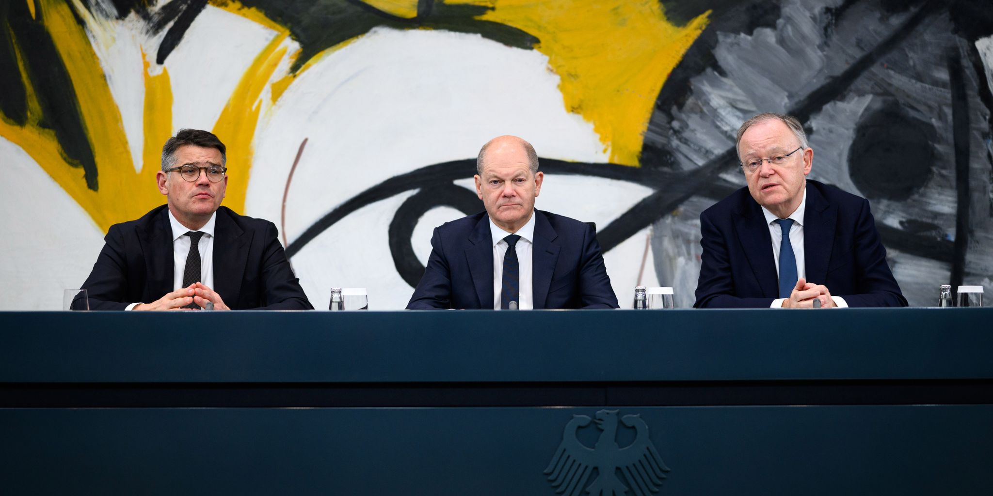 Bundeskanzler Olaf Scholz (M, SPD), Hessens Ministerpräsident Boris Rhein (l, CDU) und Niedersachsens Ministerpräsident Stephan Weil (SPD).