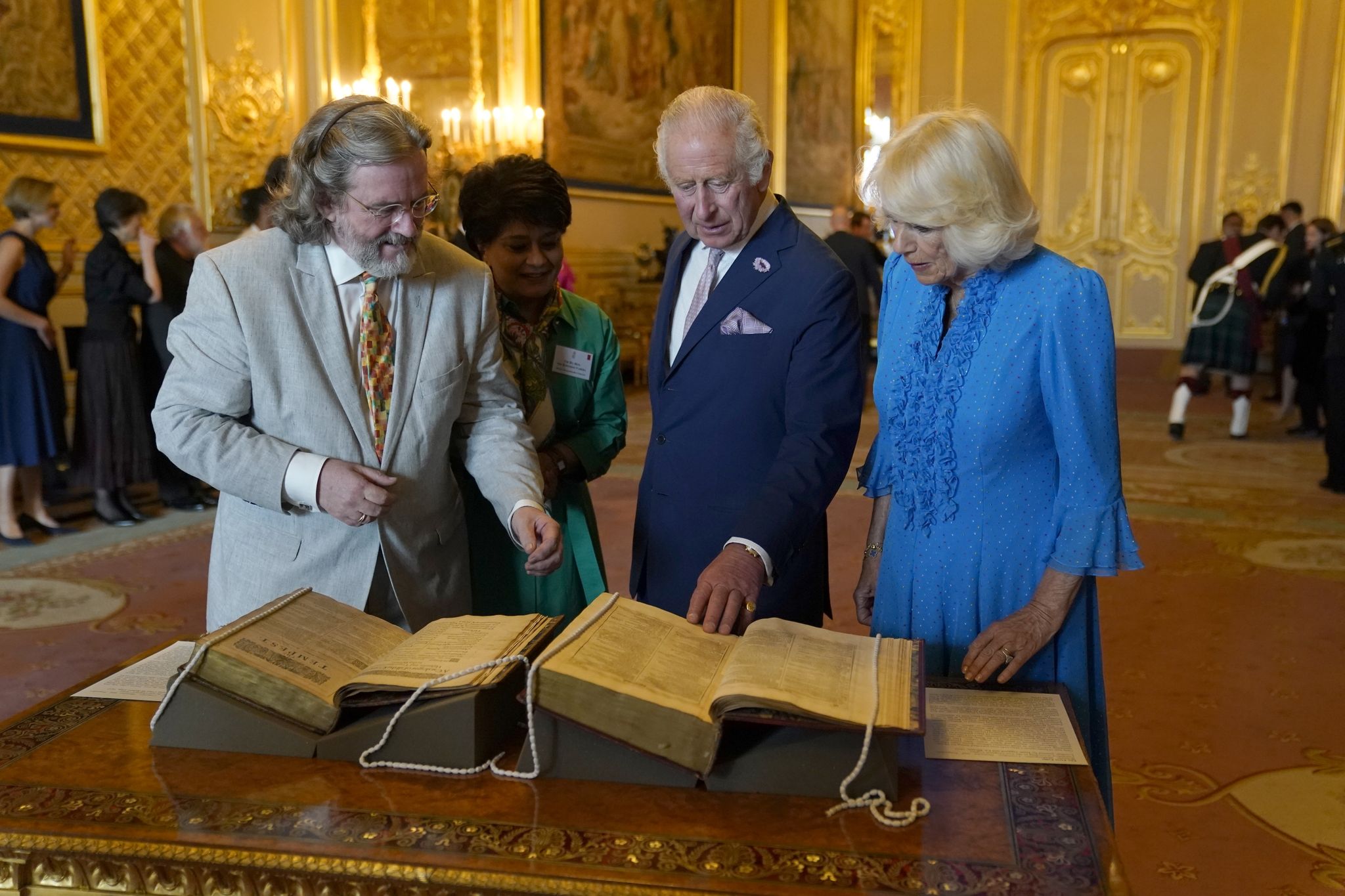 König Charles III. und Königin Camilla betrachten das erste Shakespeare-Folio während eines Empfangs auf Schloss Windsor.