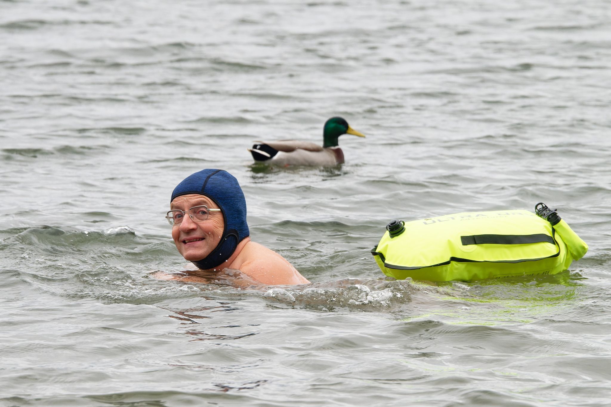 Wiegald Boning schwimmt im Otto-Maigler-See (Nordrhein-Westfalen). Er ist nicht allein.