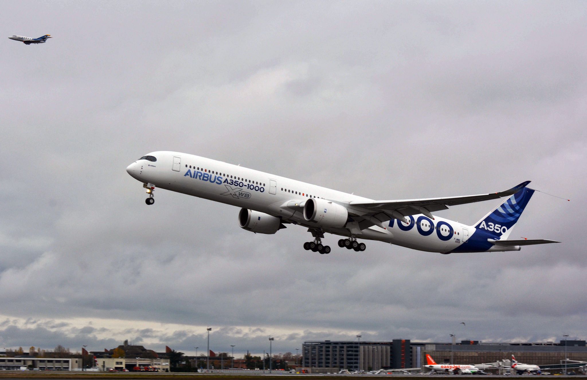 Ein Airbus A350-1000 hebt ab.