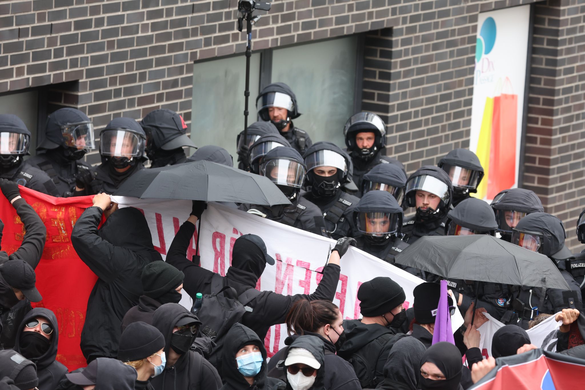 Polizisten stehen am 1. Mai 2023 in Gera Demonstrationsteilnehmern aus der linken Szene gegenüber.