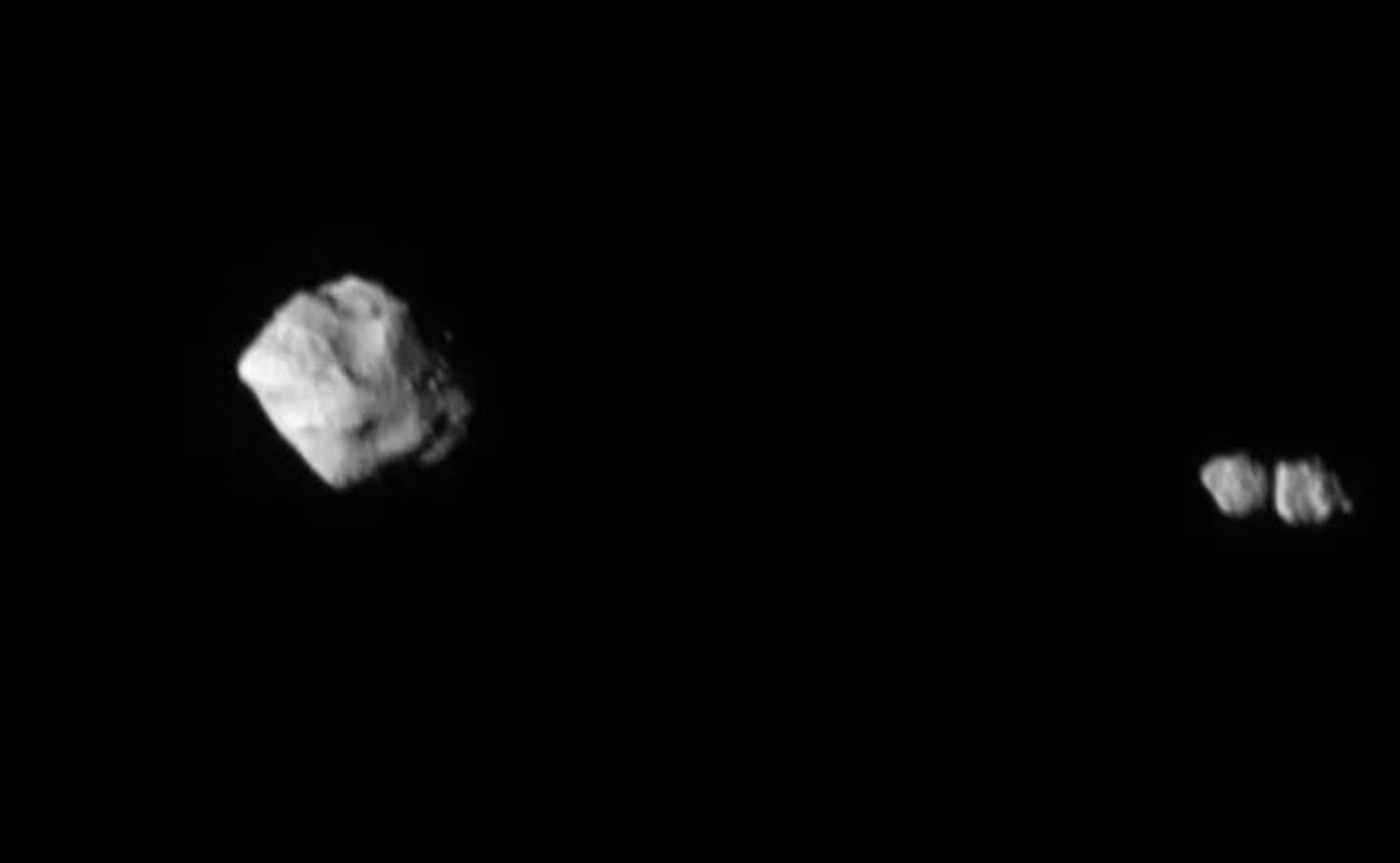 Die Aufnahme, die die Nasa-Sonde «Lucy» gemacht hat, zeigt den Asteroiden «Dinkinesh» und seinen Satelliten.