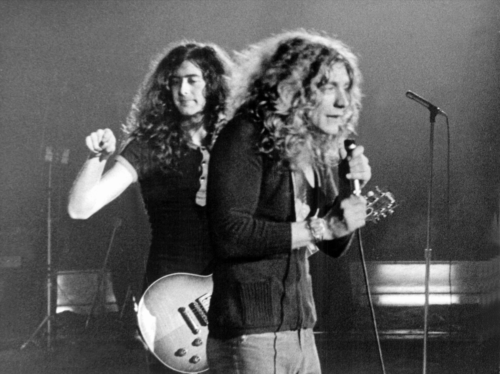 Leadsänger Robert Plant (r) und Gitarrist Jimmy Page (1970): Als Led Zeppelin haben sie Musikgeschichte geschrieben, auch mit den Covern ihrer Alben.
