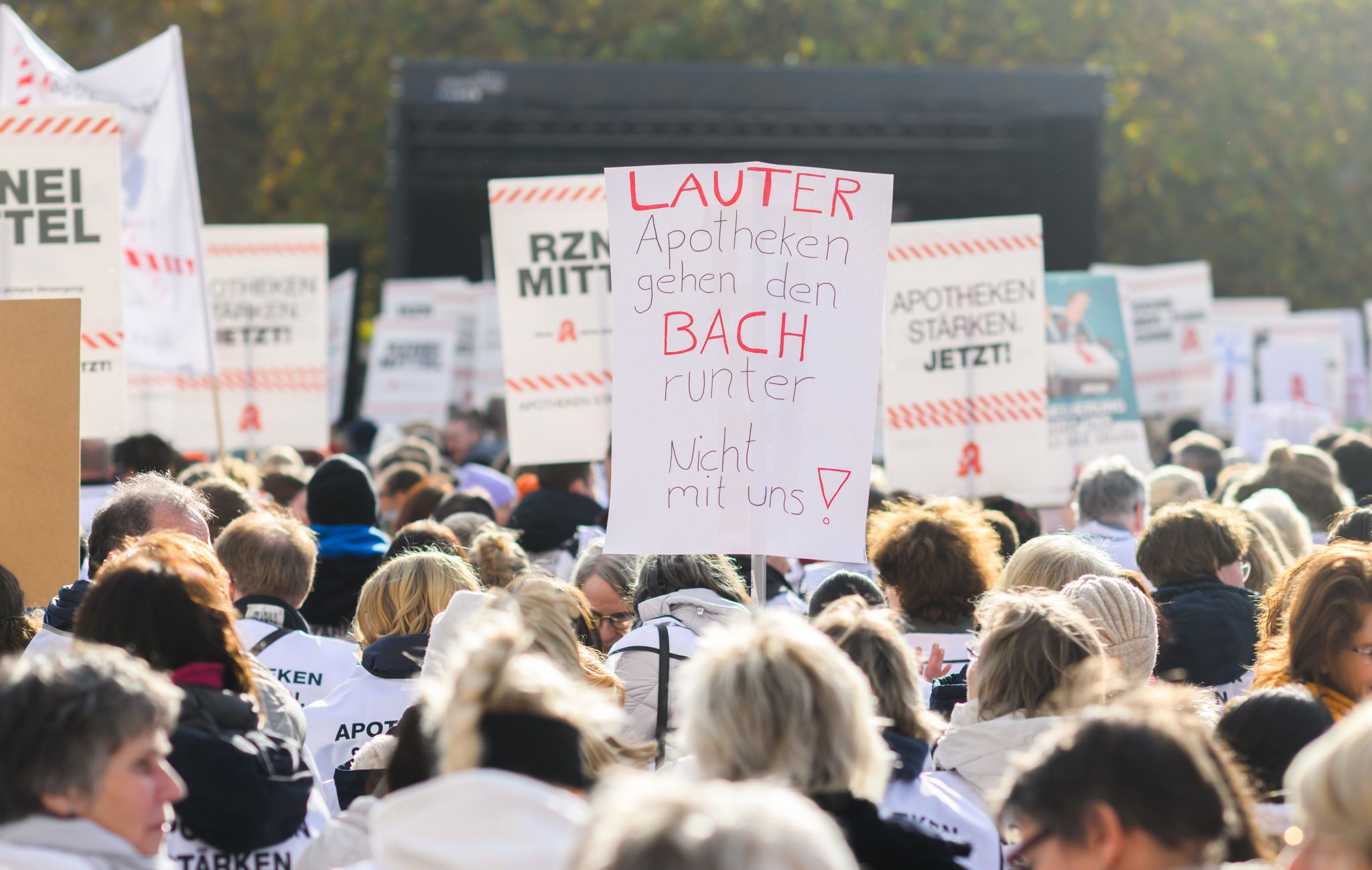 Mit geschlossenen Apotheken in ganz Norddeutschland und einer zentralen Kundgebung in Hannover protestieren Apotheker gegen Einsparungen und stagnierende Honorare.