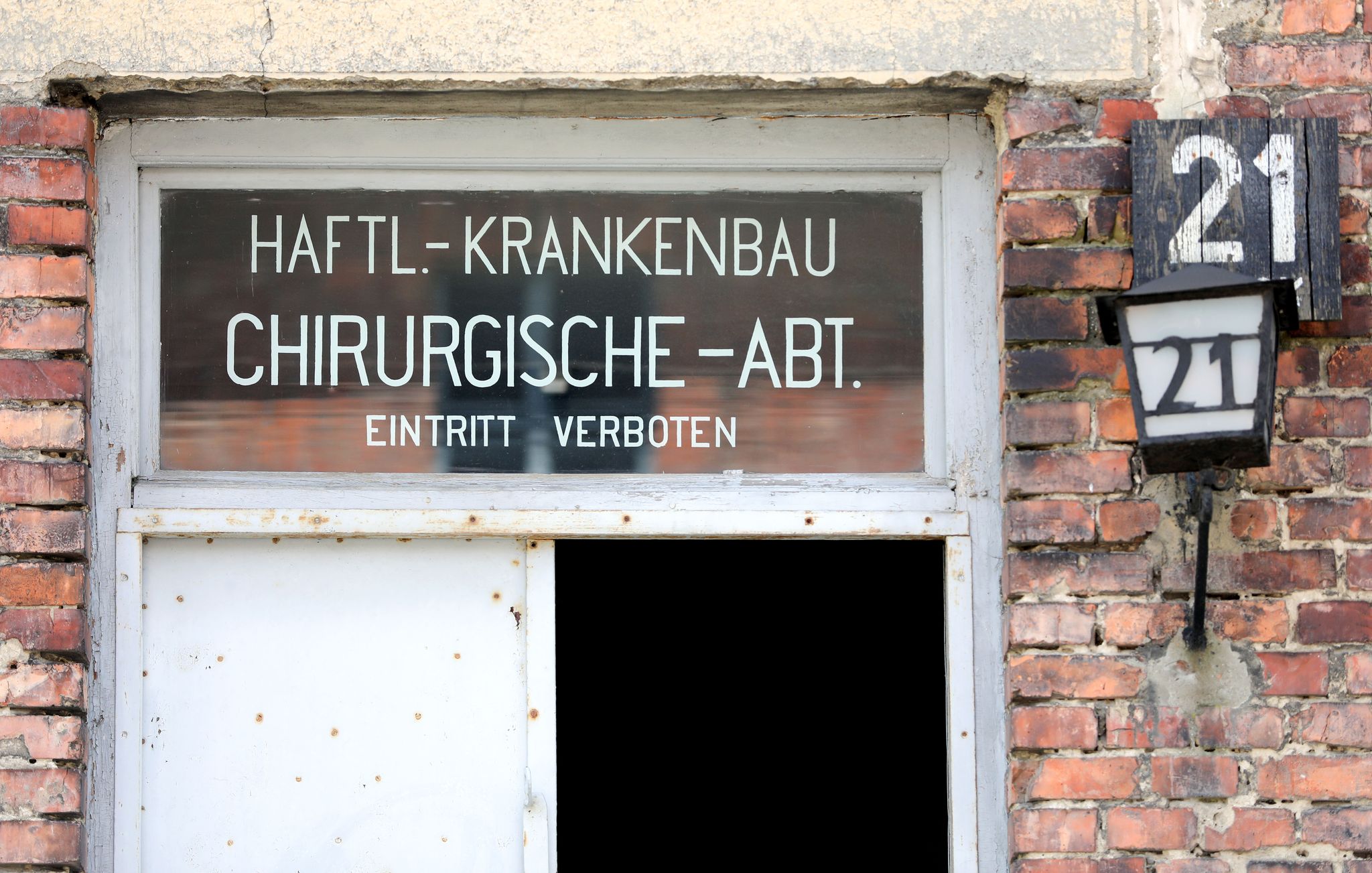 Eine Tür von Block 21 im früheren Konzentrationslager Auschwitz in Oswiecim: Ein Report zeigt die medizinischen Gräueltaten im Nationalsozialismus.