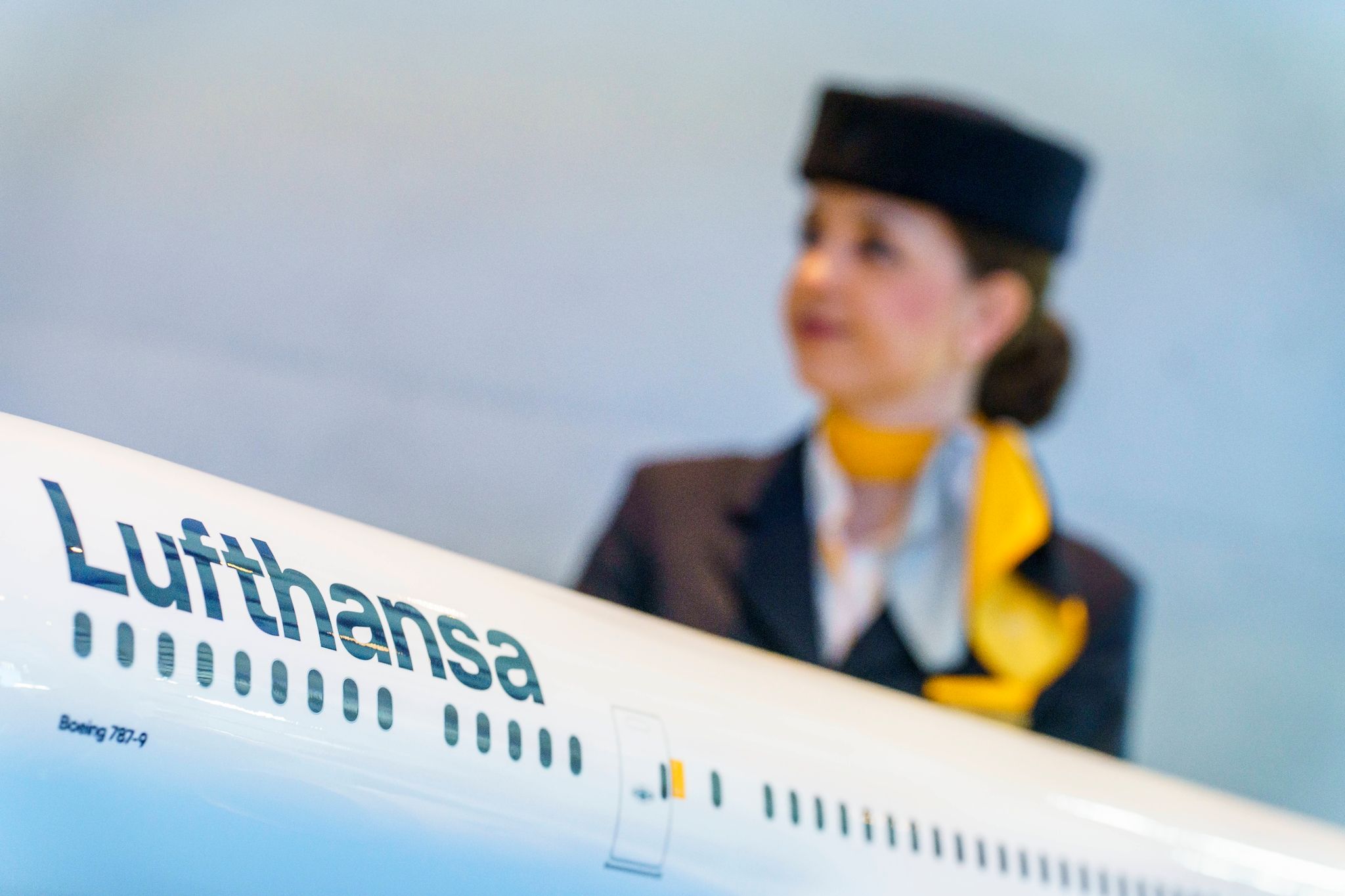 Die Flugbegleitergewerkschaft Ufo fordert 15 Prozent mehr Geld für die Kabinenbeschäftigten der Lufthansa.