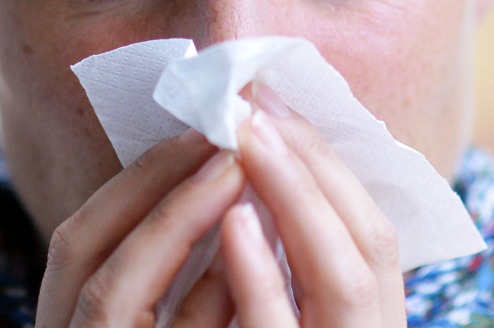 Die Nase läuft: Das RKI nennt als Ursachen für die hohen Krankheitszahlen Erkältungen und die deutlich gestiegene Menge an Corona-Infektionen.