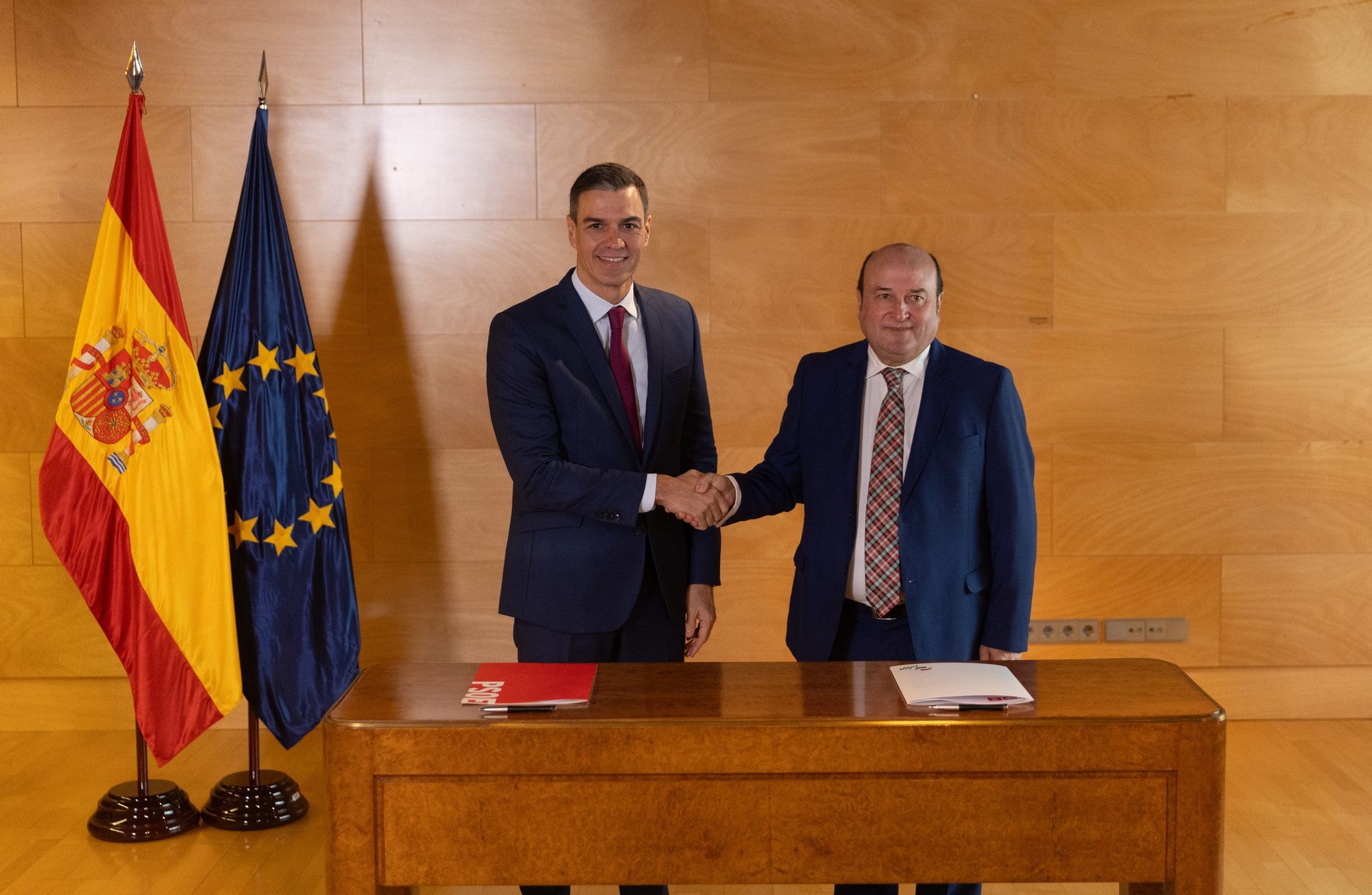 Bleibt aller Voraussicht nach Ministerpräsident: Pedro Sanchez (l.) - und Andoni Ortuzar, PNV-Präsident, im Unterhaus in Madrid.