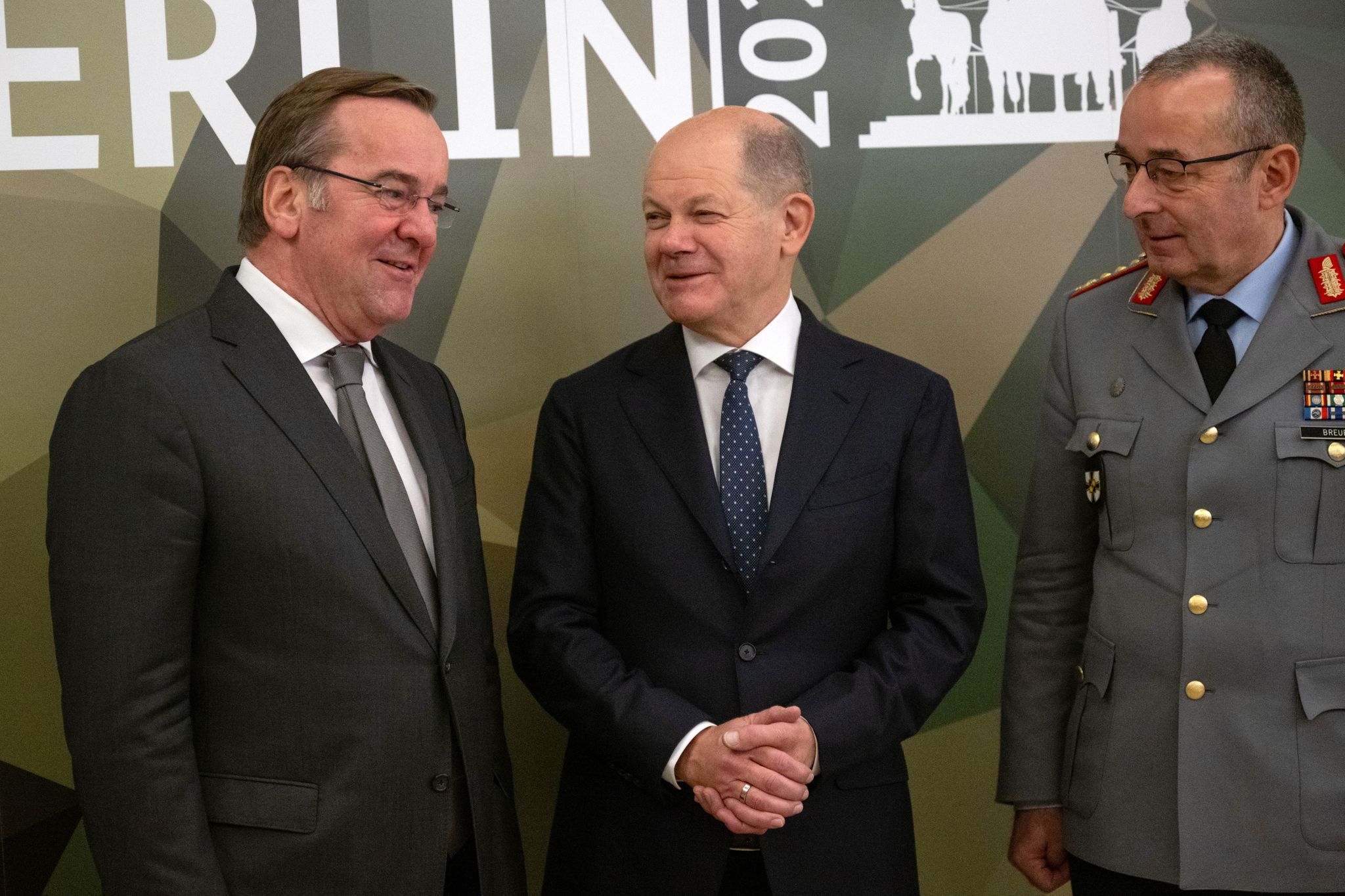 Verteidigungsminister Boris Pistorius, Bundeskanzler Olaf Scholz (beide SPD) und Carsten Breuer, Generalinspekteur der Bundeswehr.