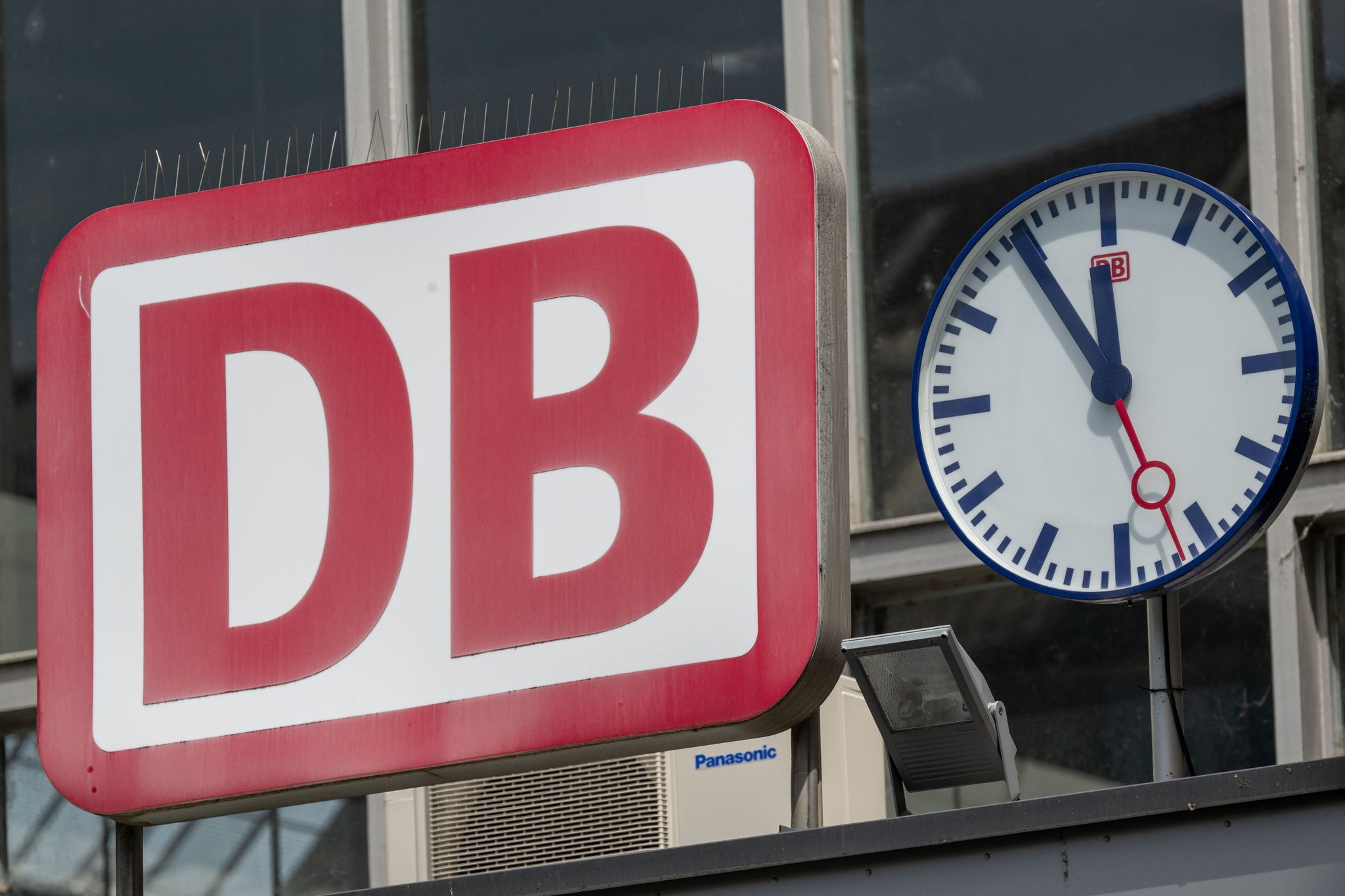Die Deutsche Bahn fährt weiterhin ihren selbst gesteckten Zielen in Sachen Pünktlichkeit  deutlich hinterher.